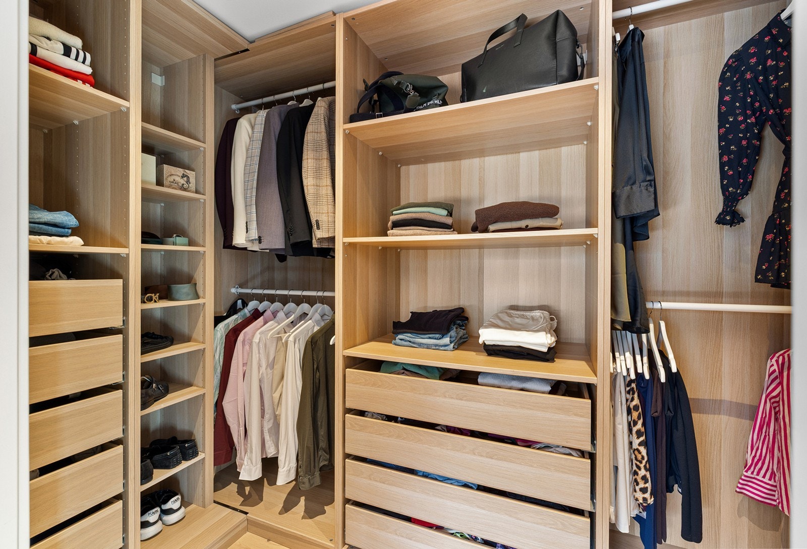 Fra soverommet er det direkte adkomst til et praktisk walk-in closet, som gir rikelig med oppbevaringsplass til klær, sko og tilbehør. Galleribilde