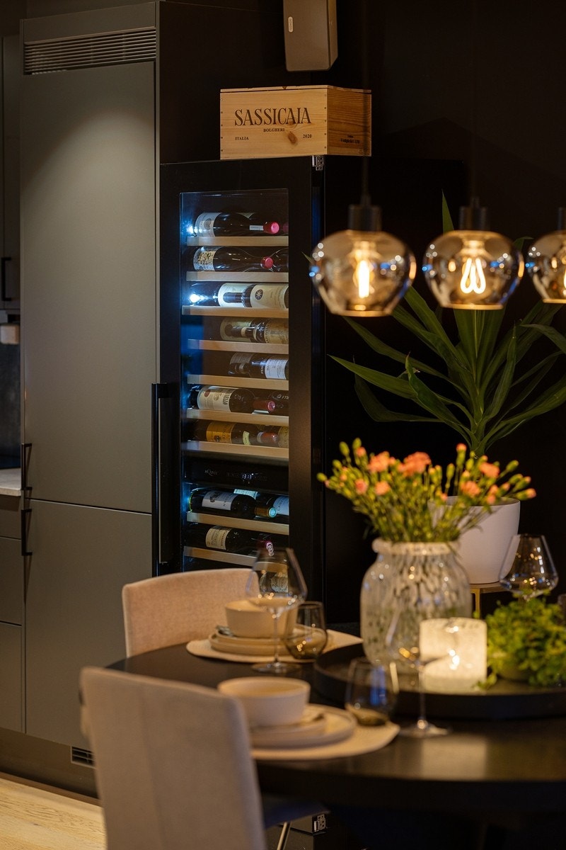 Rommet har en åpen løsning mot kjøkken og spiseplass, noe som skaper en sosial og praktisk planløsning for både hverdagsliv og gjester. Galleribilde