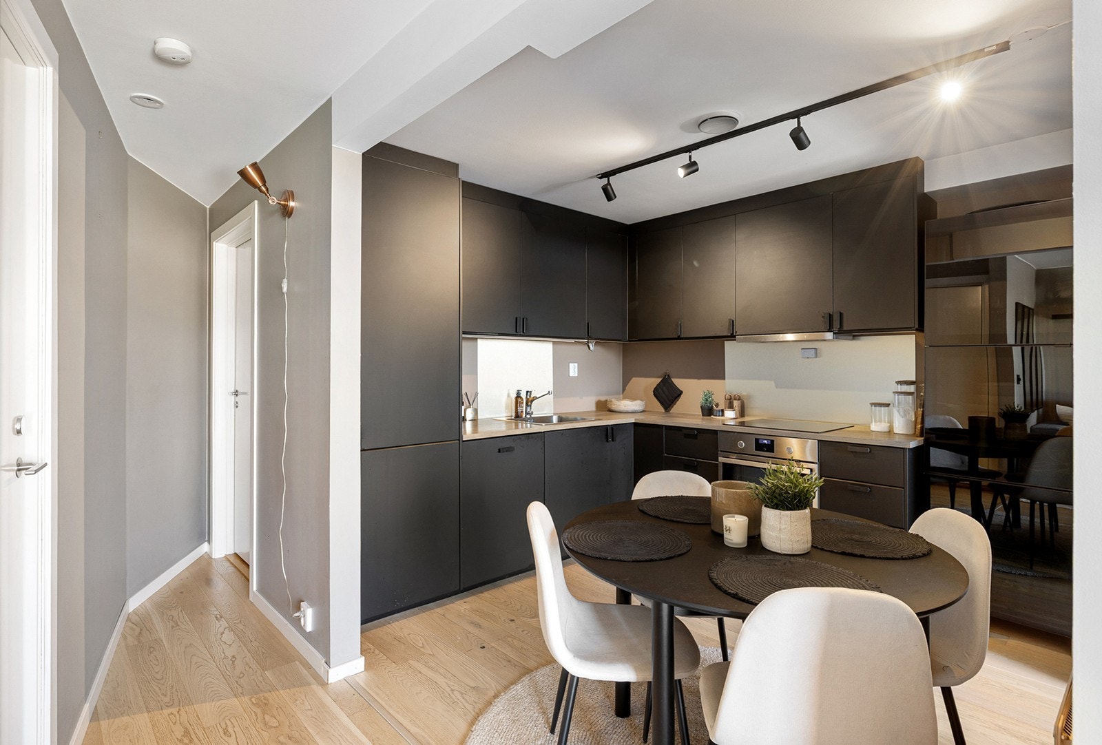 Kjøkkenet har en moderne innredning med gode arbeidsflater. Det er utstyrt med integrert oppvaskmaskin, integrert stekeovn, nedfelt platetopp med ventilator over kokeplass samt integrert kombiskap. Galleribilde