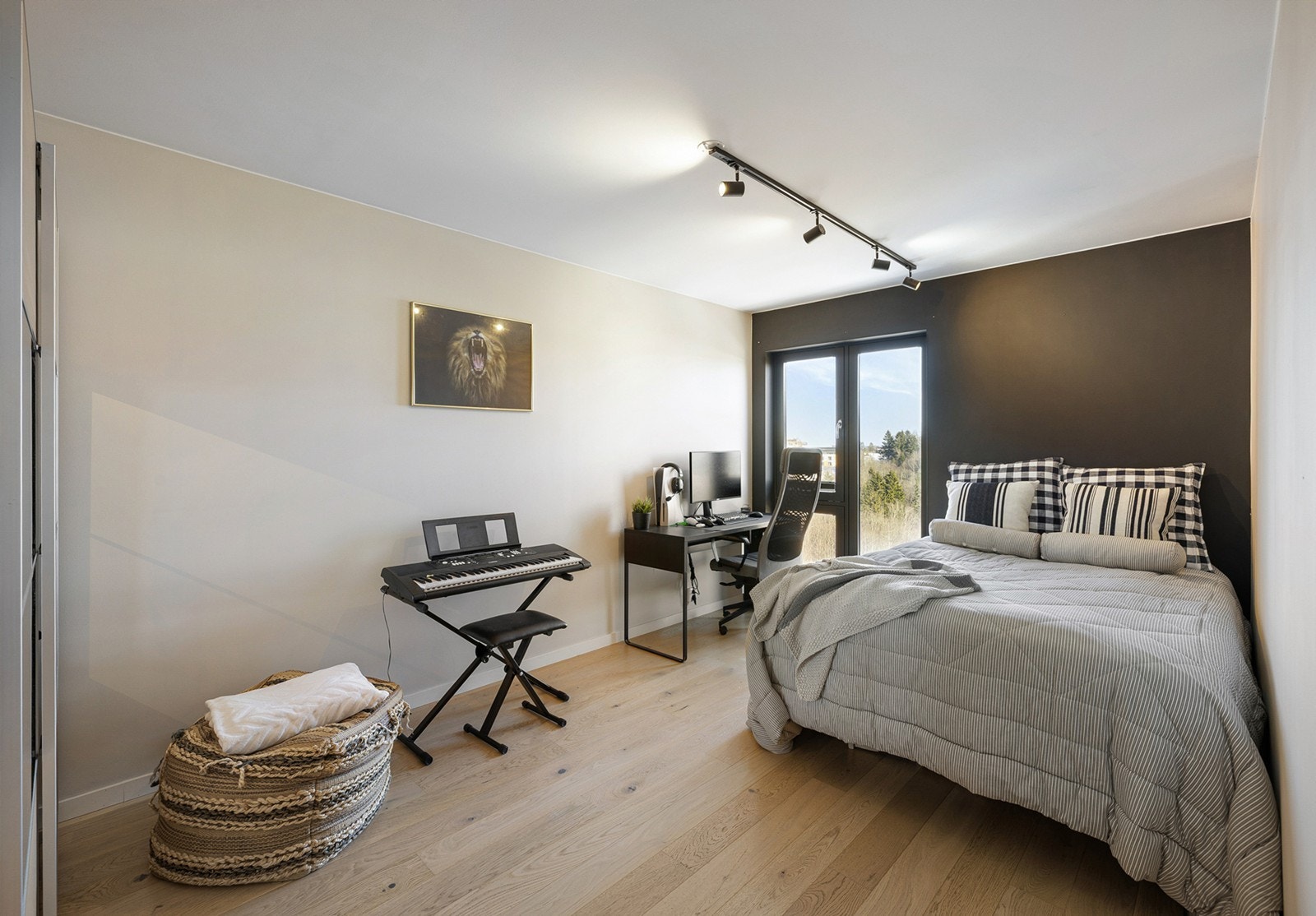 Soverom 2 - Lyst og trivelig soverom med god plass til dobbeltseng og tilhørende møbler. Rommet har skyvedørsgarderobe som gir gode oppbevaringsmuligheter for klær og annet. Galleribilde