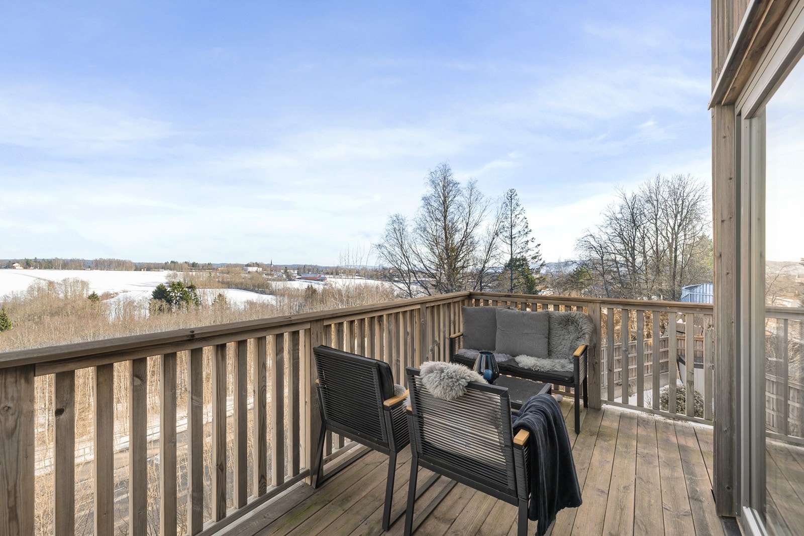 Fra stuen er det utgang via stor skyvedør til balkongen på 12 kvm, hvor man kan nyte en fantastisk utsikt over nærområdet. Galleribilde