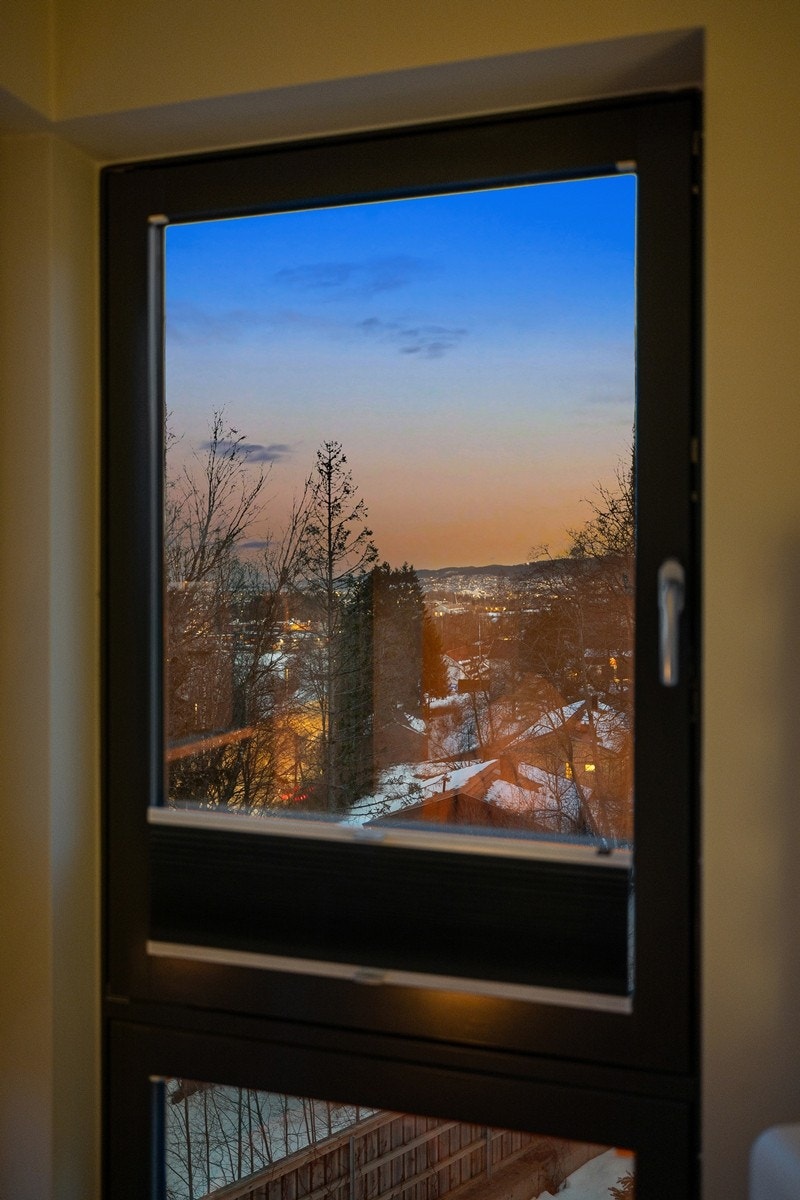 Gode vindusflater slipper inn rikelig med naturlig lys og gir en flott utsikt over nærområdet. Galleribilde