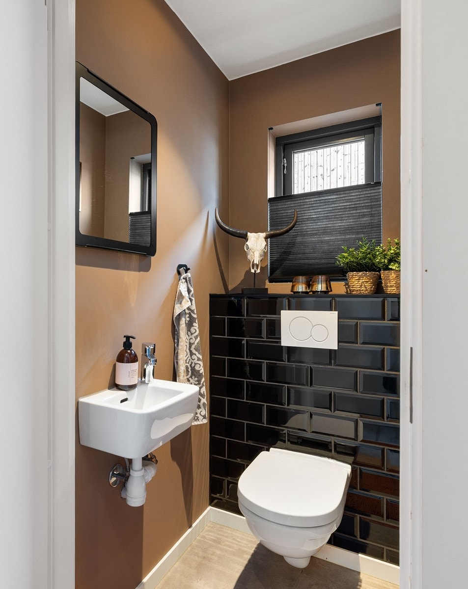 Separat toalettrom med flislagt gulv og behagelig gulvvarme. Downlights i himlingen sørger for godt lys, og et lite vindu gir naturlig lys og mulighet for lufting. Galleribilde