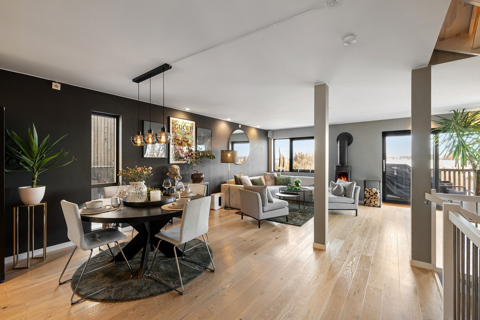 Vinduer i flere retninger sørger for godt lysinnslipp gjennom hele dagen og bidrar til en lys og trivelig atmosfære i rommet. Galleribilde