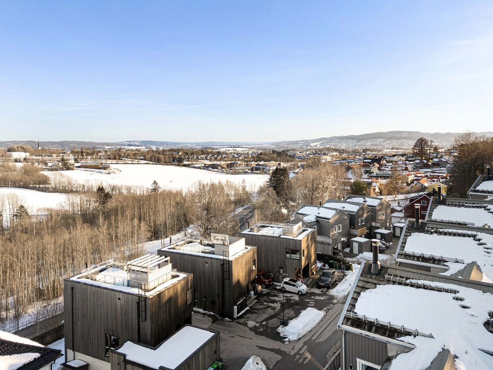 Boligen ligger i et sentralt og rolig boligområde på Brånåsen i Lillestrøm kommune. Nabolaget har egen barneskole, flere barnehager og er tilknyttet offentlig kommunikasjon. Galleribilde
