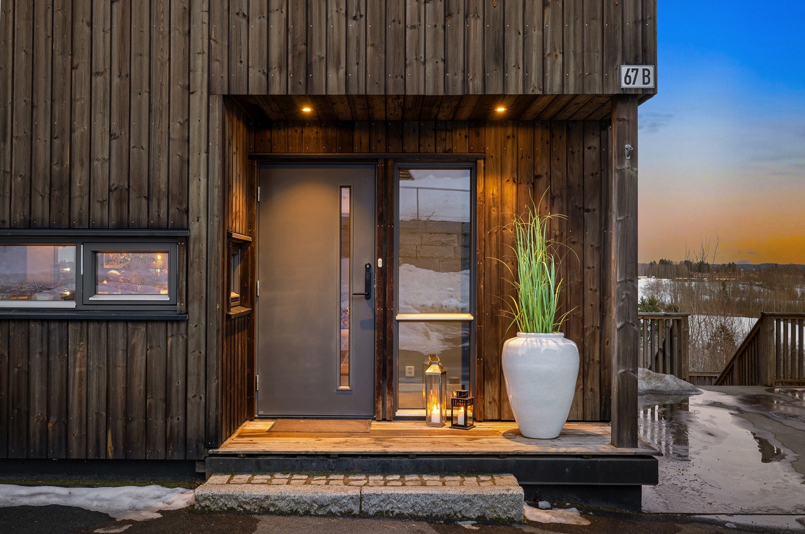 Boligen har et innbydende og skjermet inngangsparti med overbygg, med trepanel og belysning gir et moderne uttrykk. Galleribilde