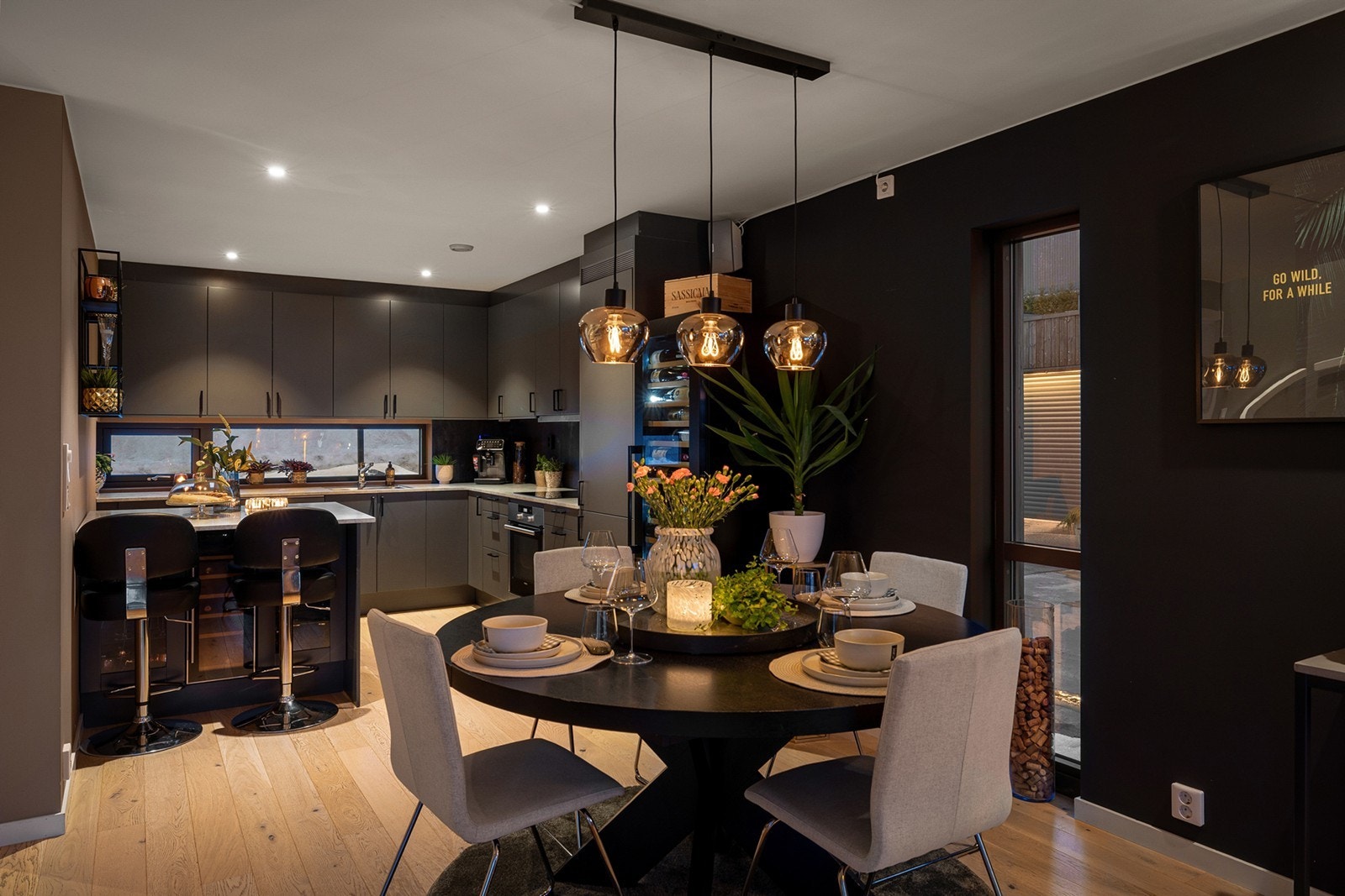 Kjøkkenet er godt utstyrt med integrert oppvaskmaskin, integrert stekeovn, nedfelt platetopp og ventilator over kokeplassen. I tillegg er det integrert kombiskap, som gir et helhetlig og ryddig uttrykk. Galleribilde