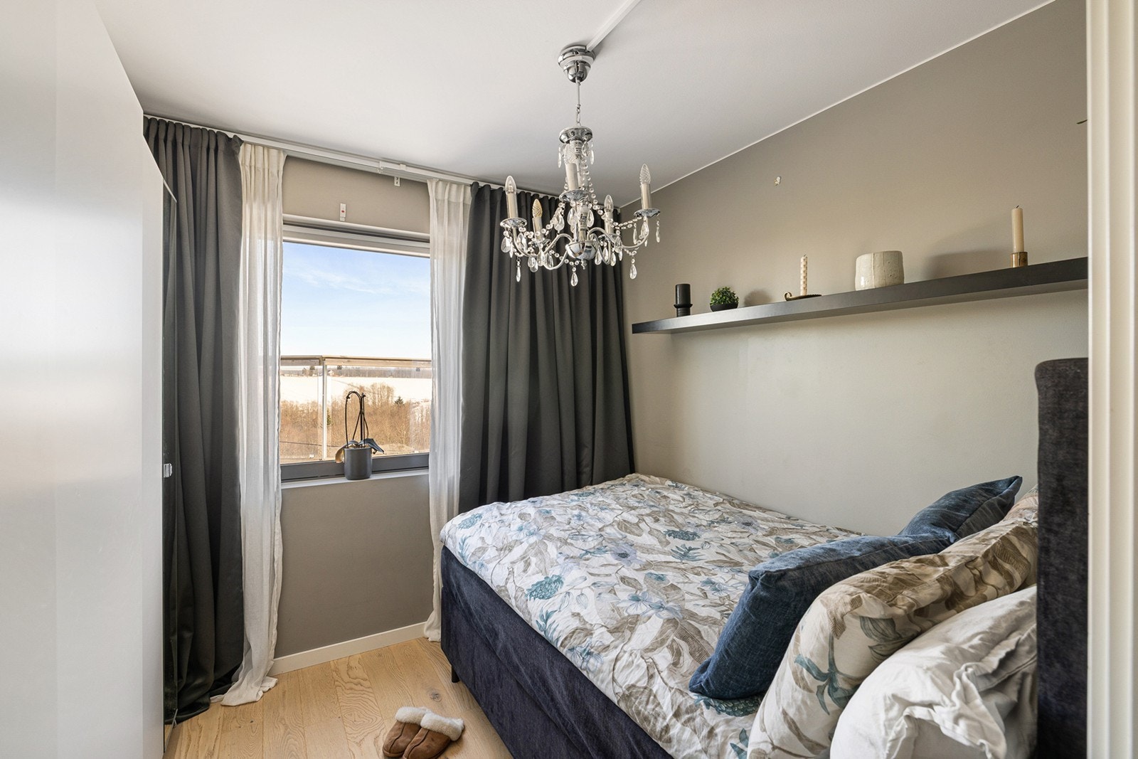 Hyggelig soverom med plass til seng og tilhørende møbler. Rommet har garderobeskap som gir gode oppbevaringsmuligheter for klær og utstyr. Galleribilde