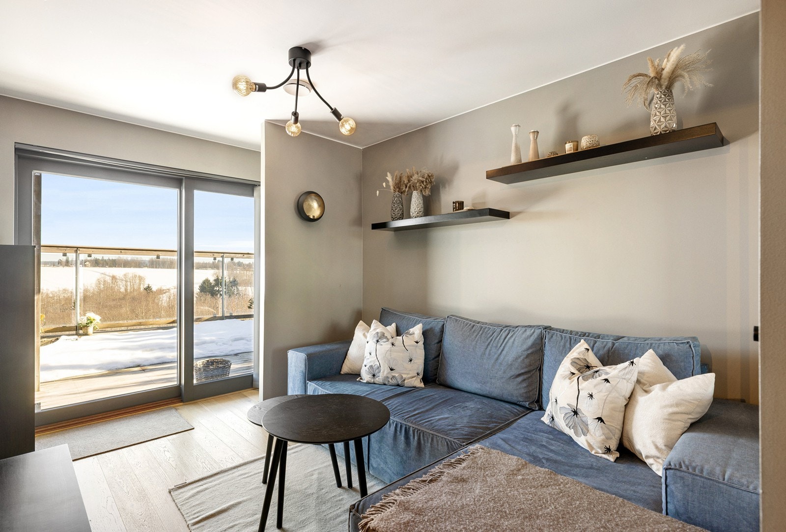 Lys og hyggelig stue med store vindusflater, og utgang til en platting på 16 kvm. Galleribilde
