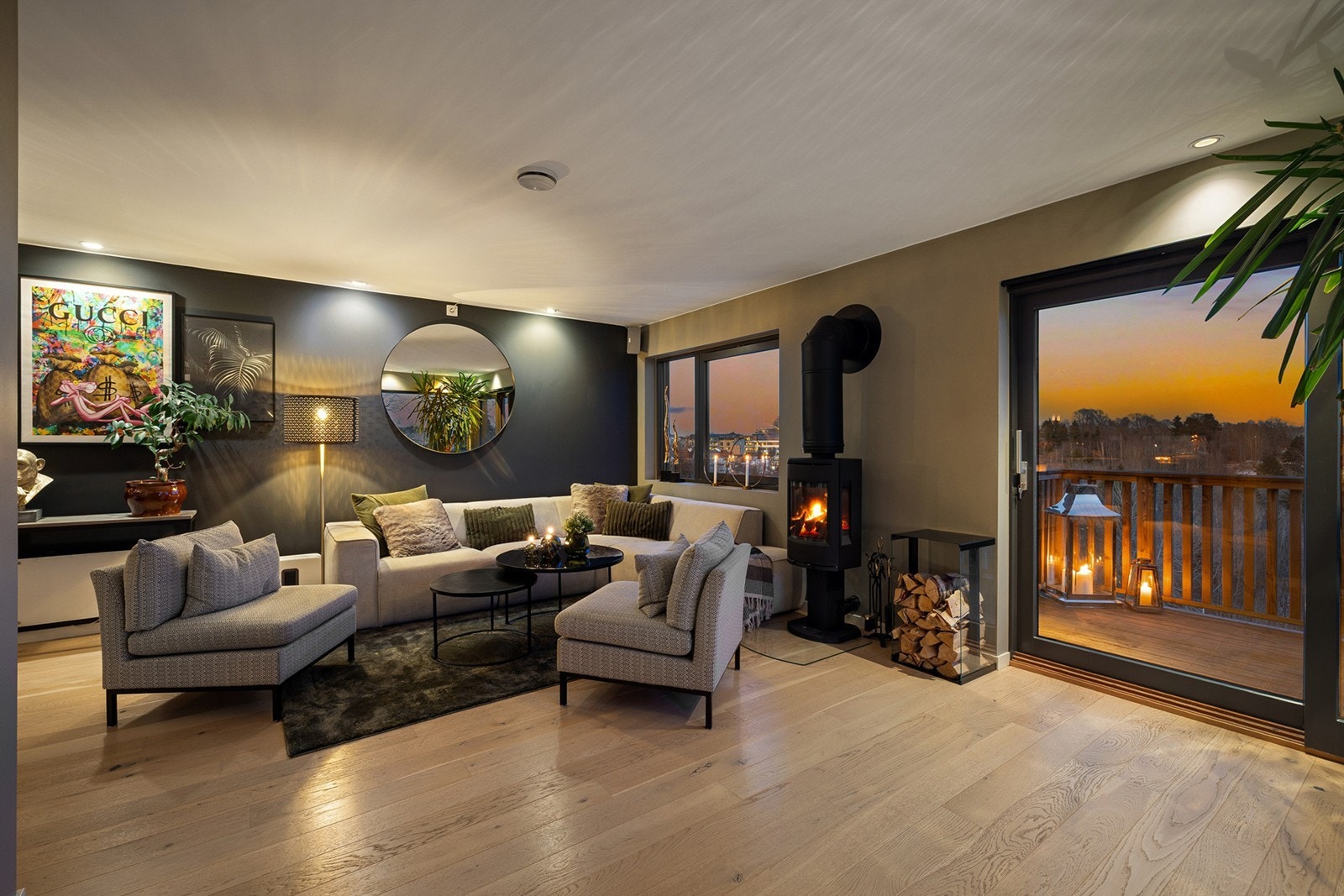 Stuen er romslig og innbydende med store vindusflater, som slipper inn rikelig med naturlig lys og gir en luftig romfølelse. Galleribilde