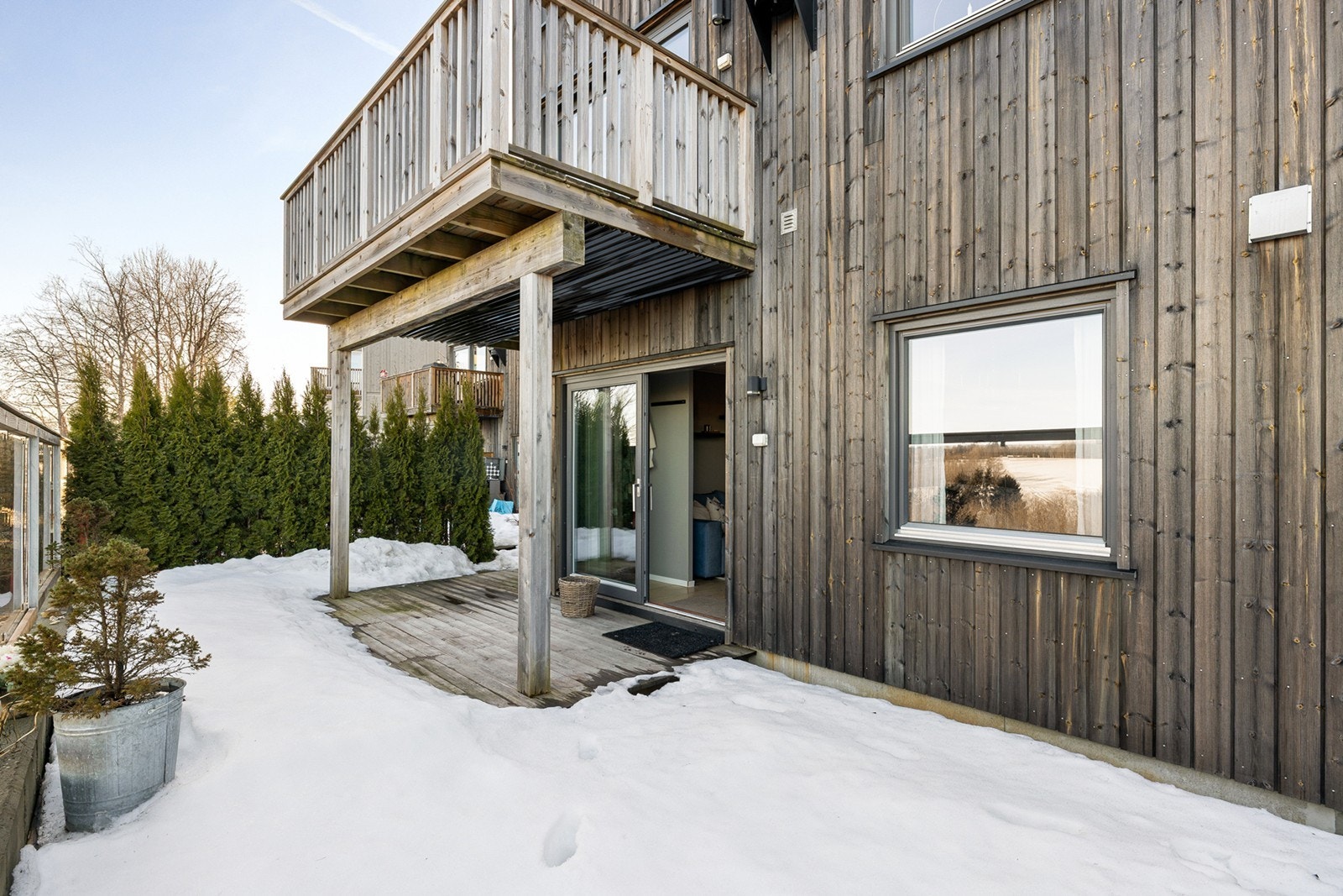 Uteplassen fungerer som en fin forlengelse av oppholdsrommet i sommerhalvåret. Galleribilde