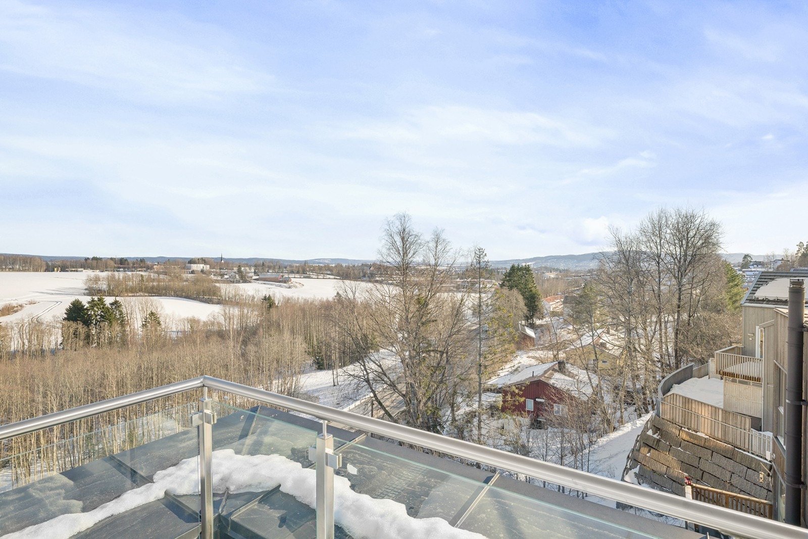 Takterrassen gir en ekstra uteplass som er perfekt for avslapning og sosiale sammenkomster. Galleribilde