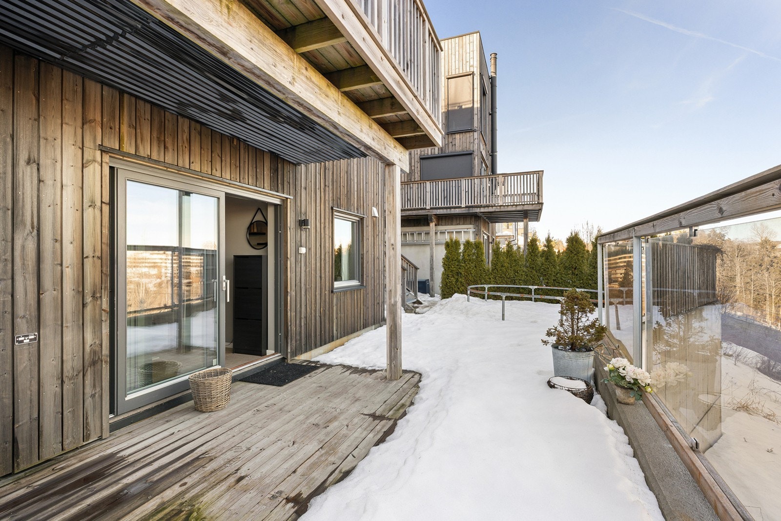 Plattingen gir gode muligheter for utemøbler og hyggelige sittegrupper. Galleribilde