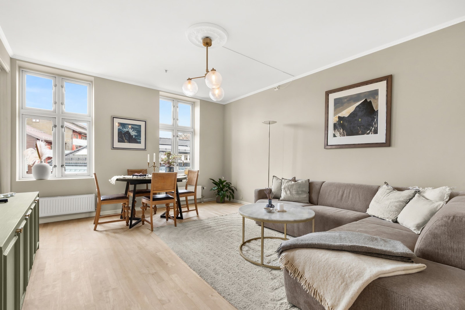 Her er det god plass til både sittegruppe med sofa og spisegruppe. Galleribilde