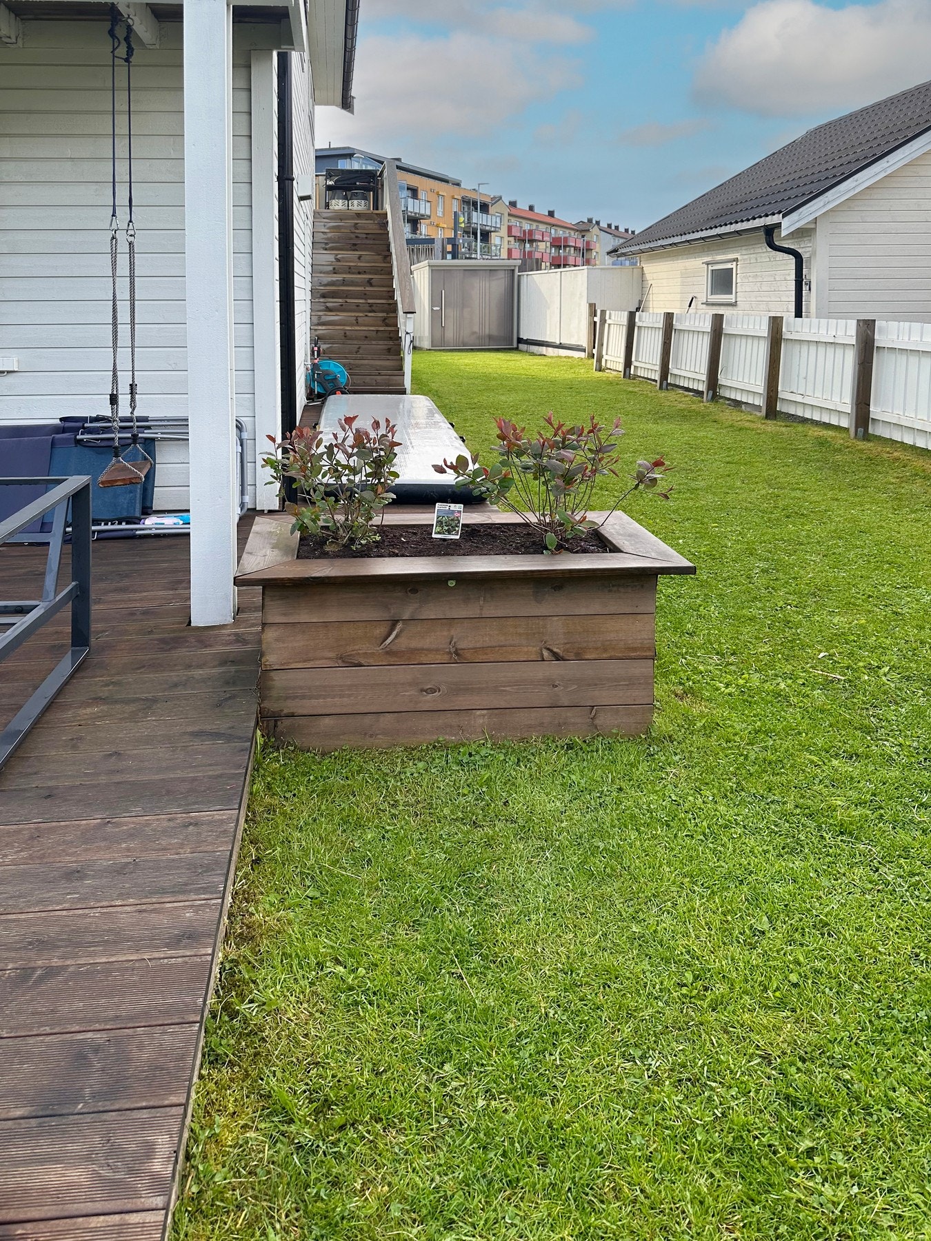 Tomt og hage er inngjerdet - Trygge omgivelser for små barn og husdyr. Utvendig redskapsbod i bakkant. Galleribilde