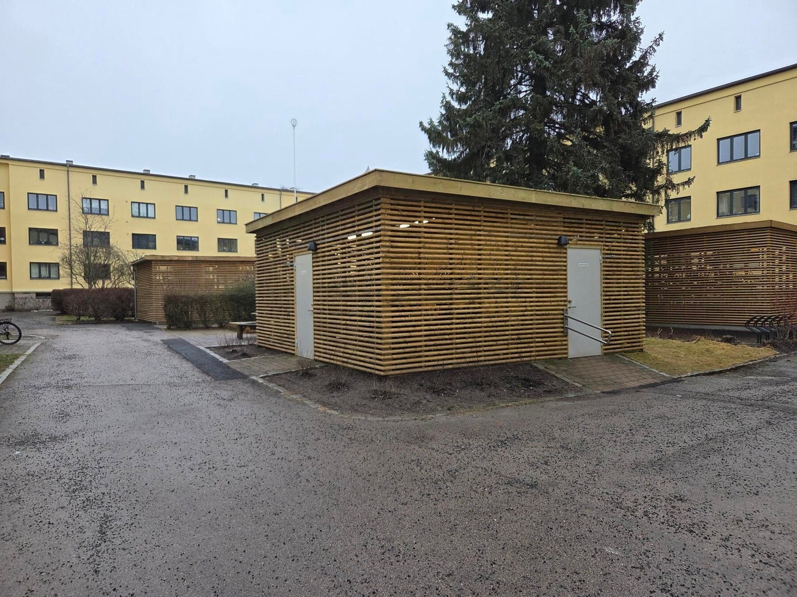 Borettslaget har en stor, utvendig sykkelbod for beboerne. Denne er plassert i bakgården mellom Mogata 16 og 18. Galleribilde