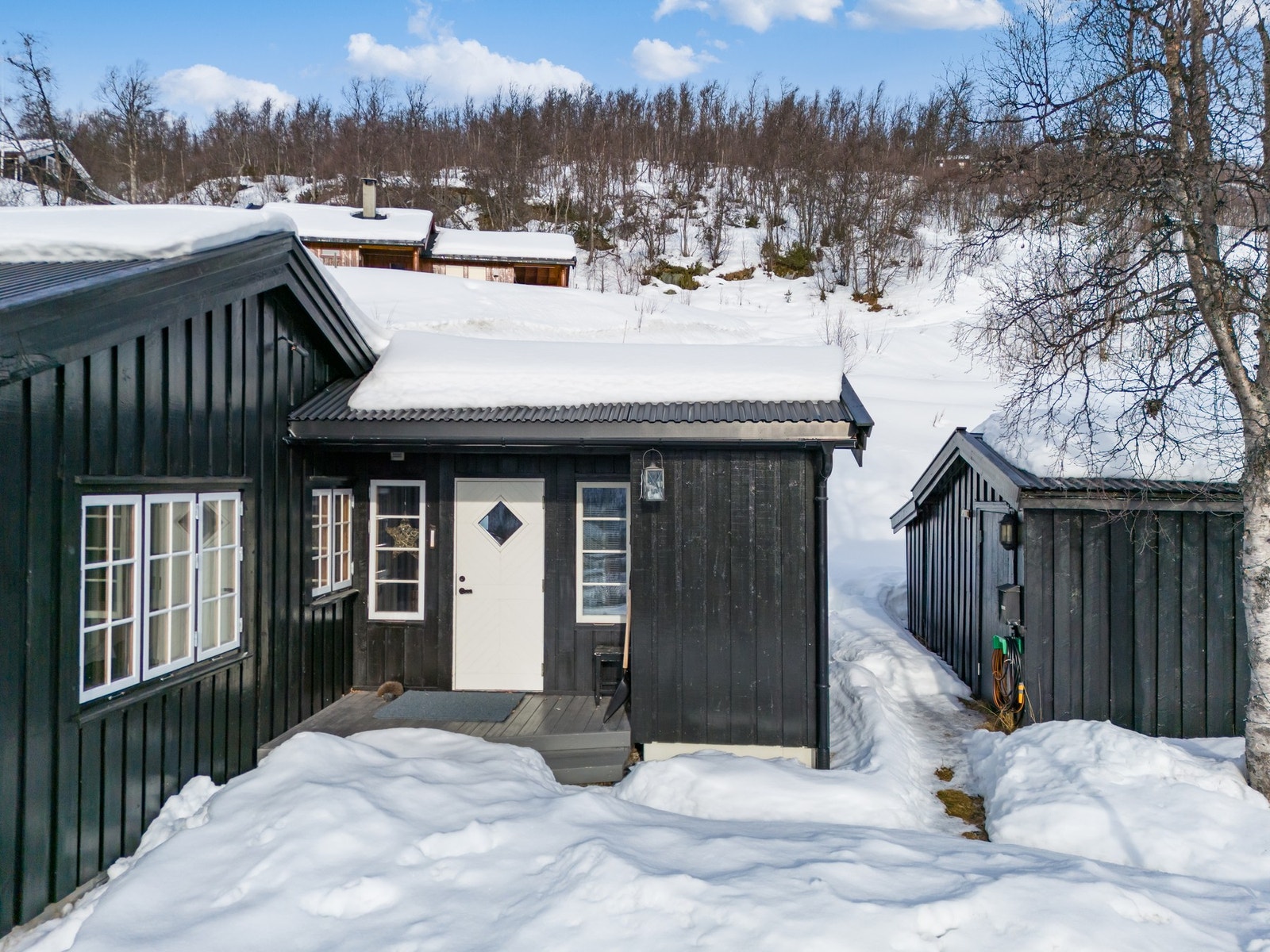 Til høyre for inngangspartiet står det et uthus, brukt som bod (ikke byggemeldt) Galleribilde