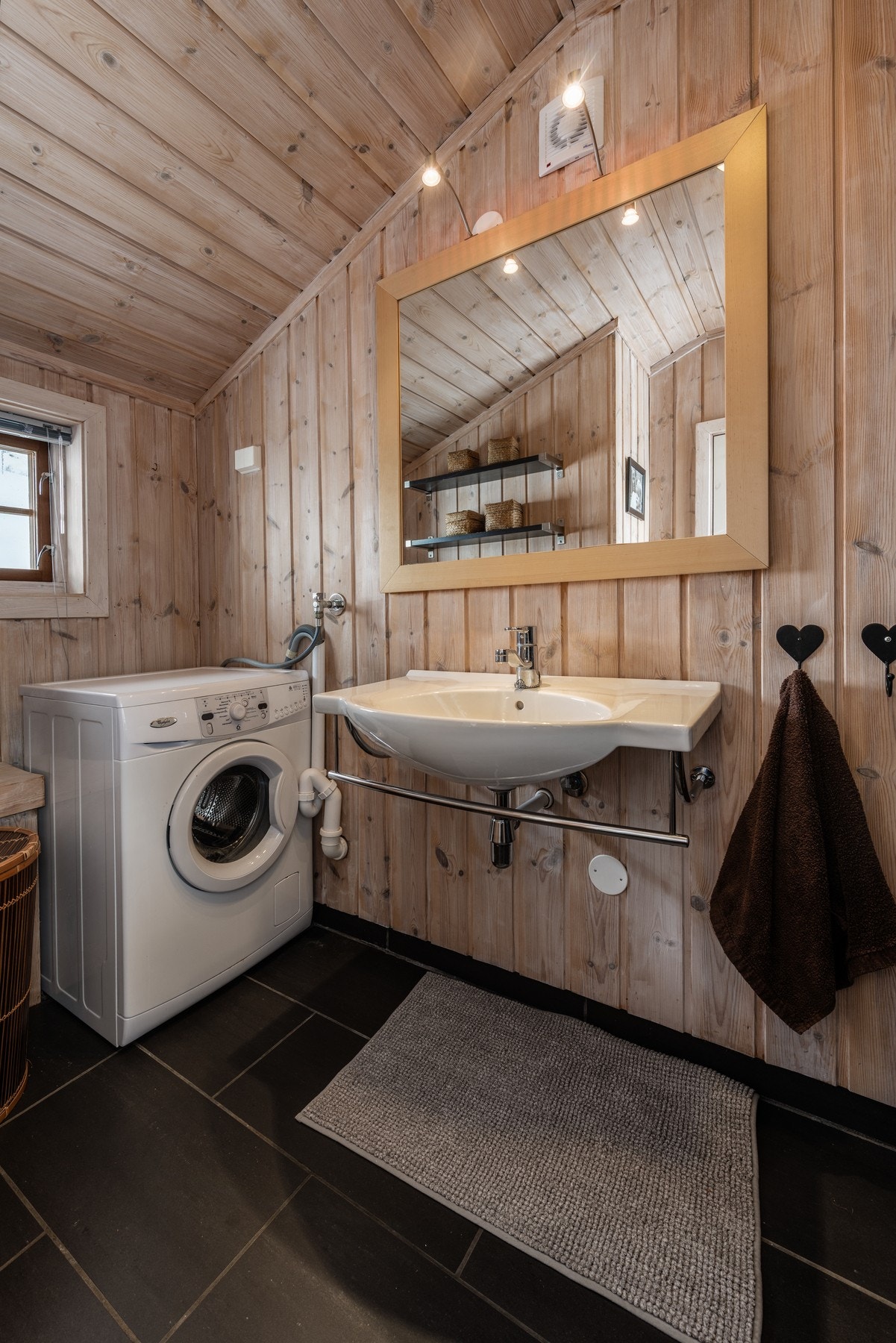 Badet har termostatstyrt gulvvarme Galleribilde