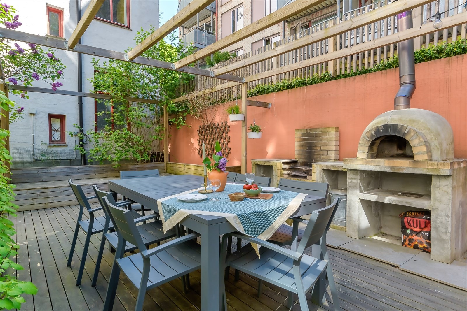 Treplattingen byr på rikelig med sitteplasser, samt et utekjøkken og en vedfyrt pizzaovn - perfekt for sosiale sammenkomster Galleribilde