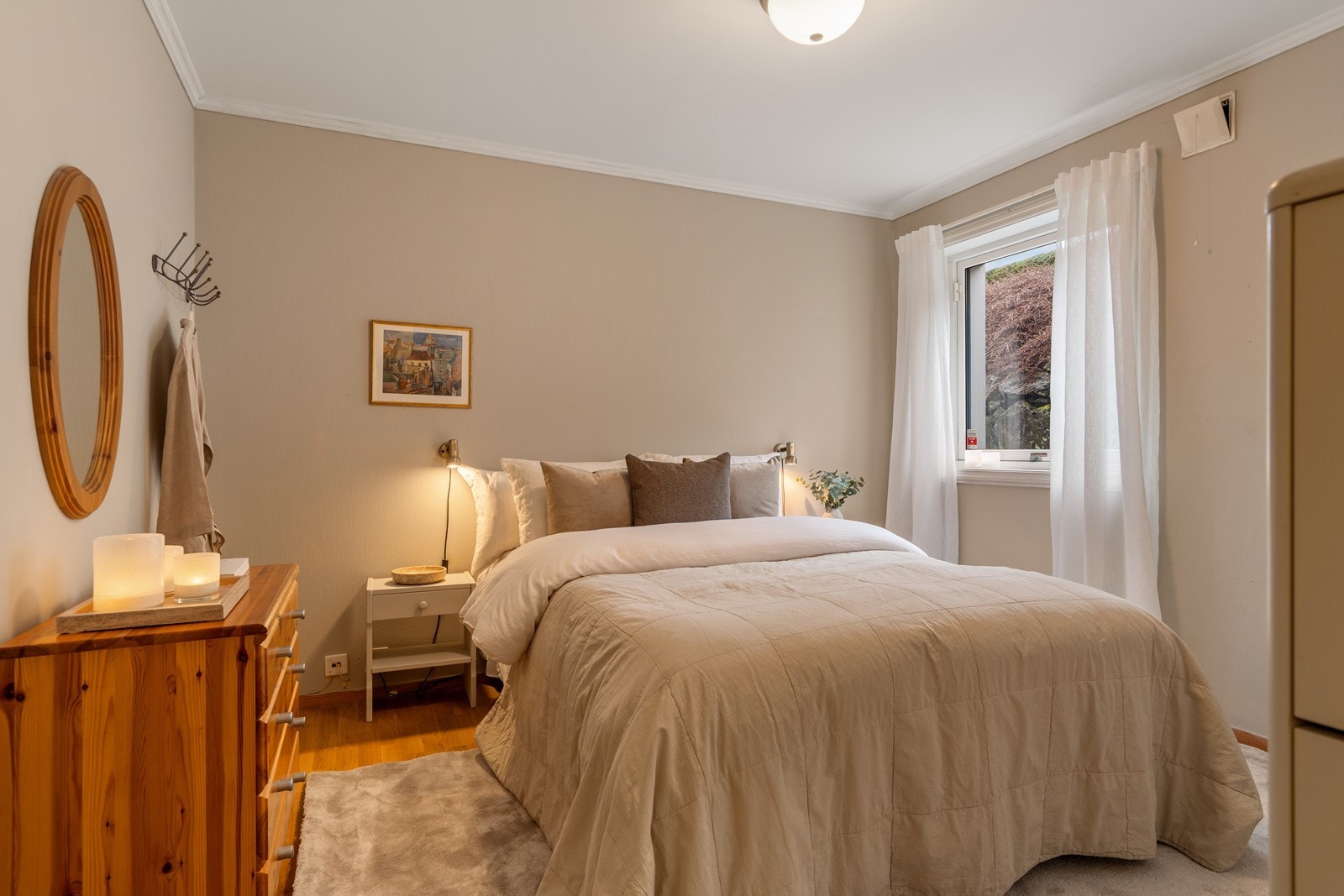 Romslig hovedsoverom med garderobeskap og direkte adkomst til praktisk bod Galleribilde