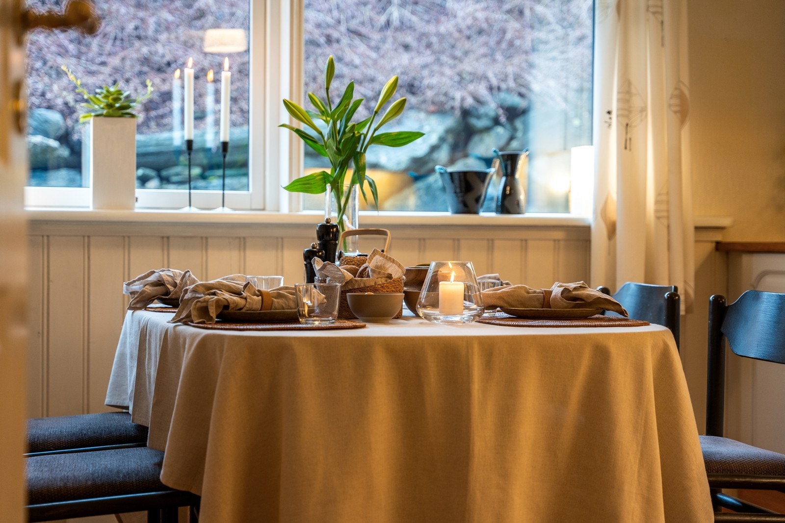 Kjøkkenet har plass til spisebord Galleribilde