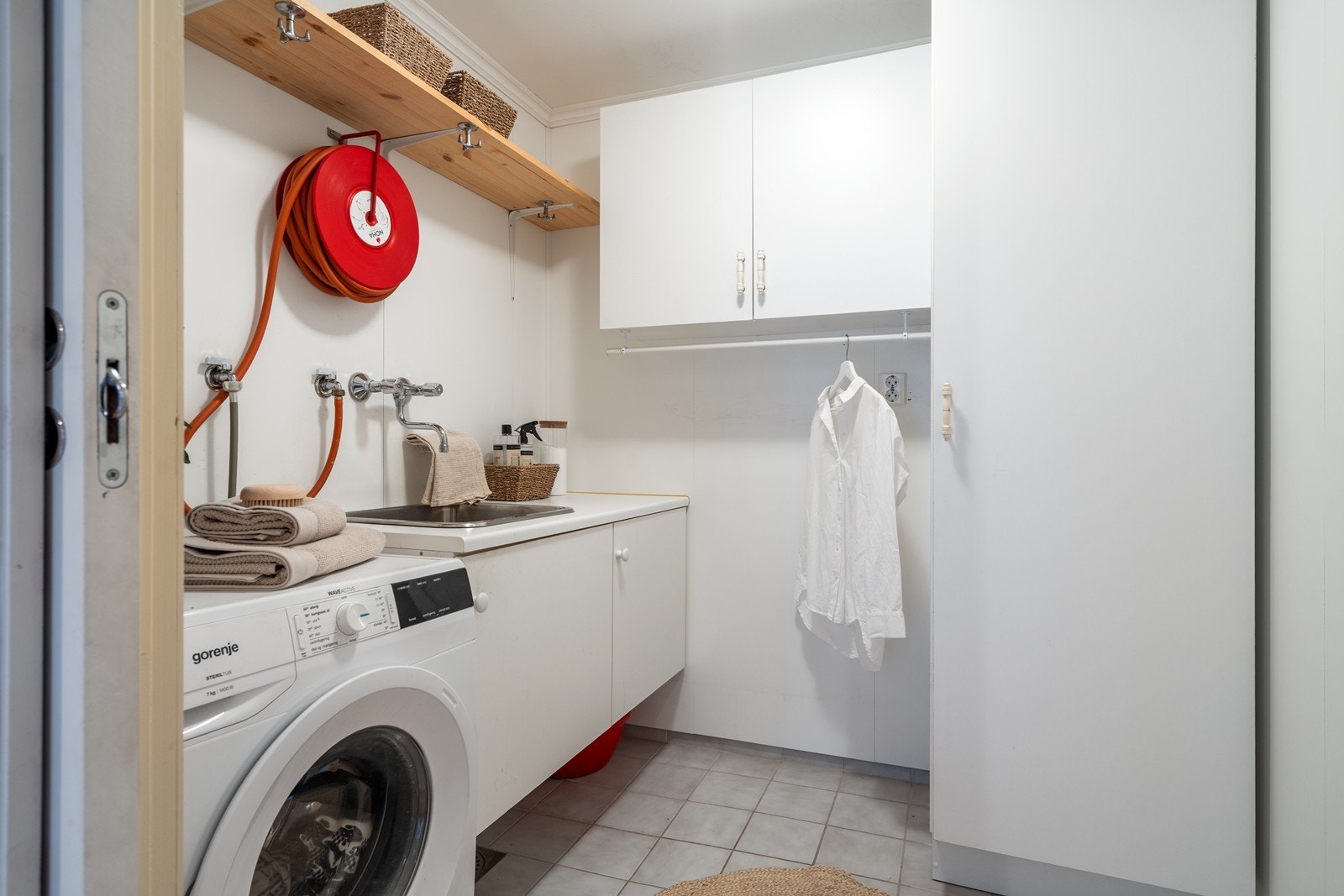 Vaskerommet har flislagt gulv med elektriske varmekabler og baderomsplater på veggene. Det er innredning med servant samt opplegg for vaskemaskin Galleribilde