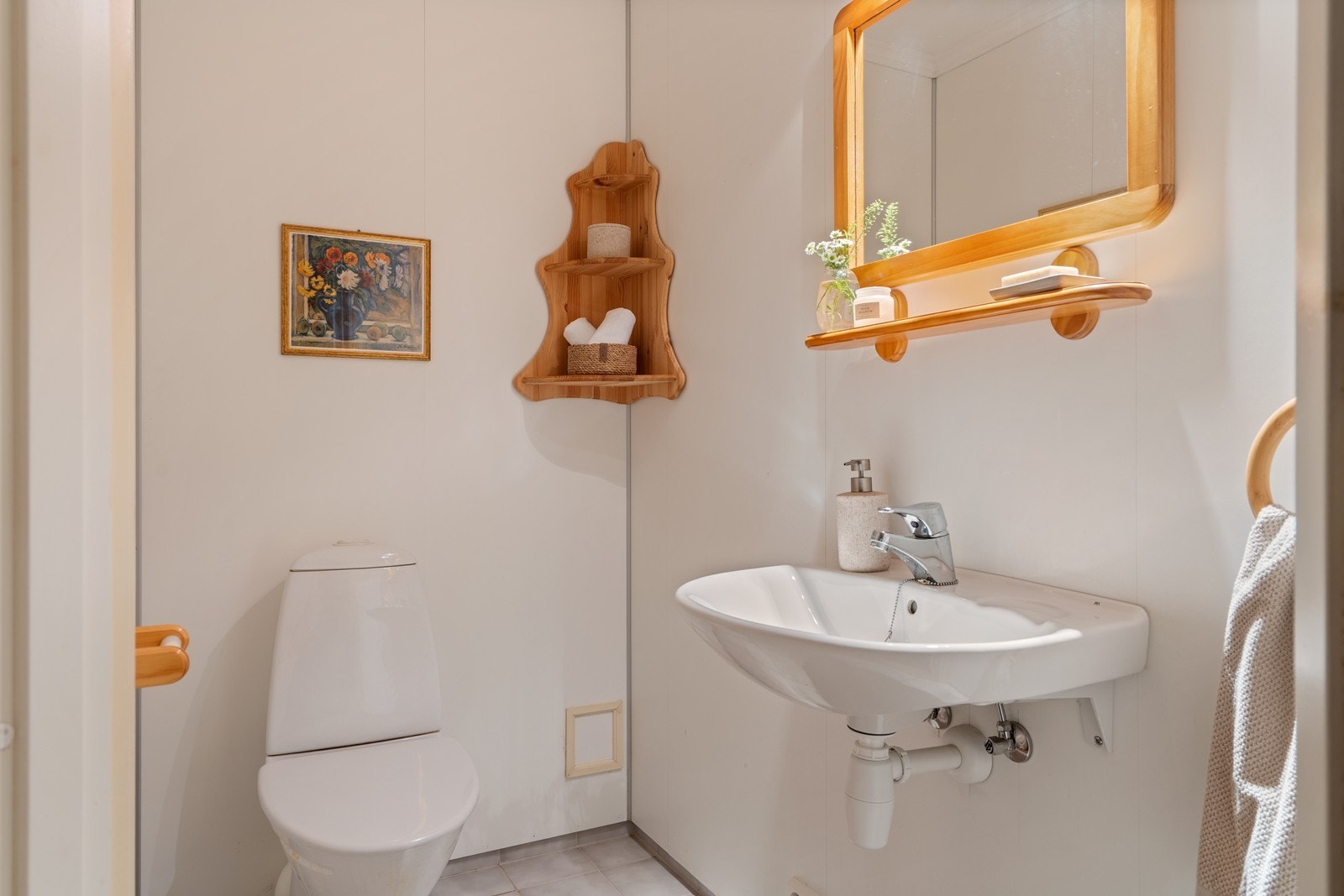 Separat toalettrom med servant Galleribilde