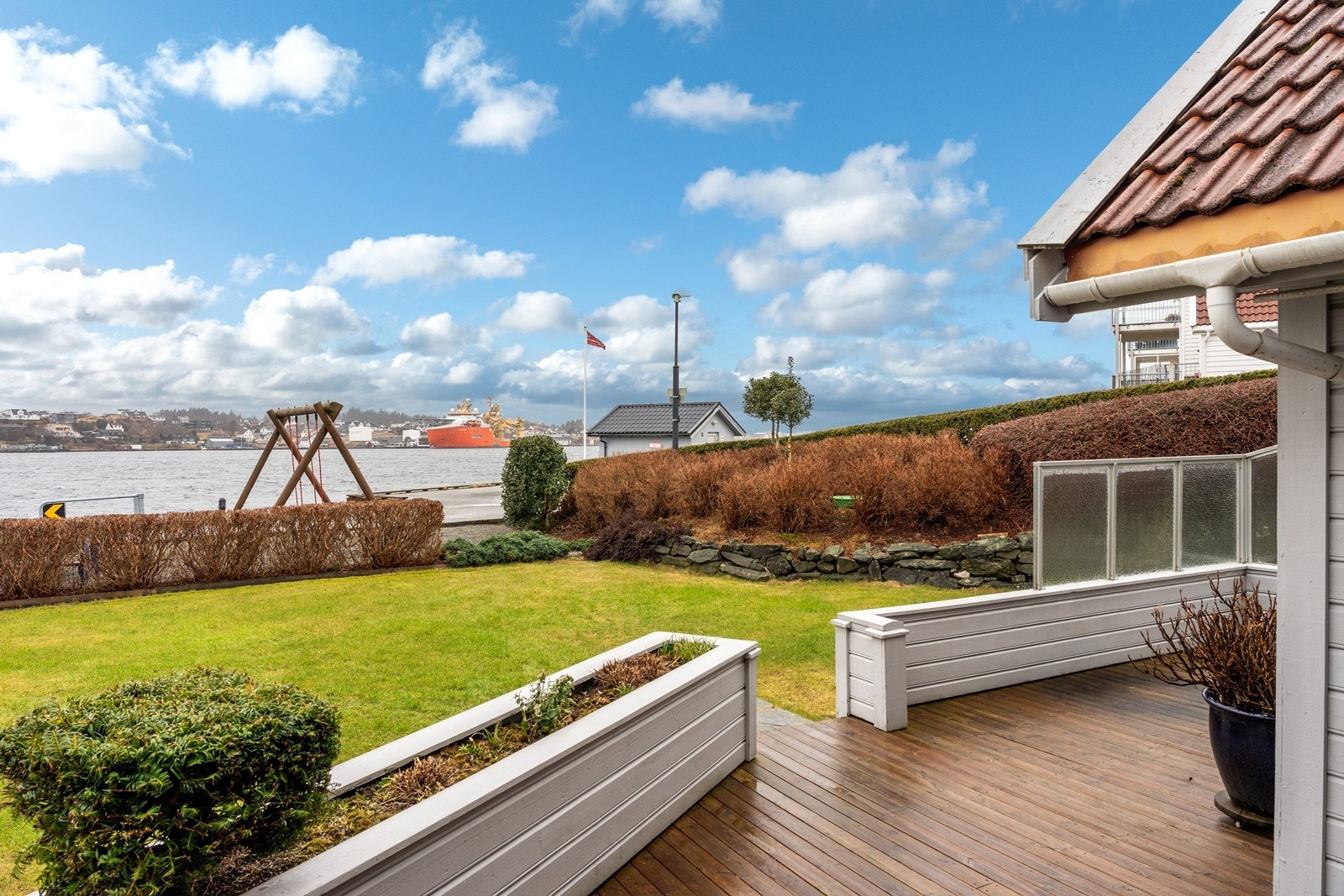 Fra boligen kan solen nytes på en vestvendt terrasse, samtidig som man har utsikt mot båttrafikken i Karmsundet Galleribilde