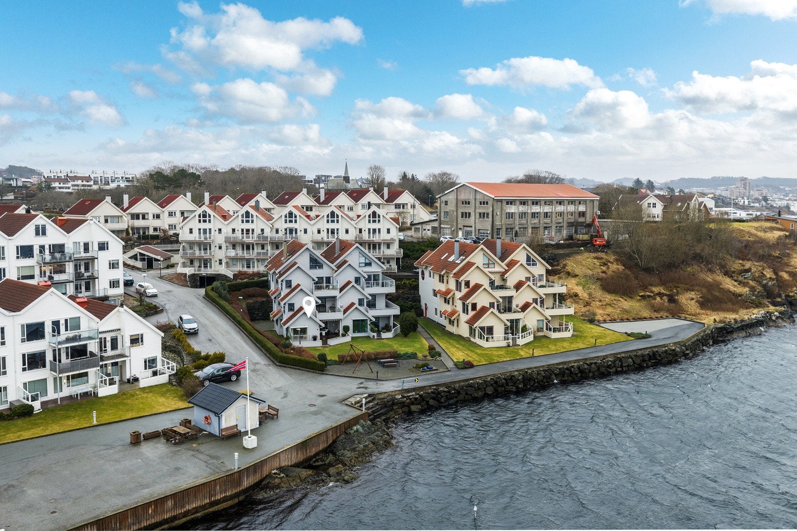 Attraktiv beliggenhet helt i sjøkanten i et rolig og maritimt villaområde i Haugesund Galleribilde