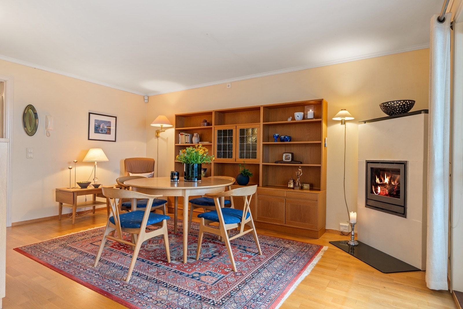 Innbydende stue med flott gasspeis og god plass til flere sittegrupper Galleribilde