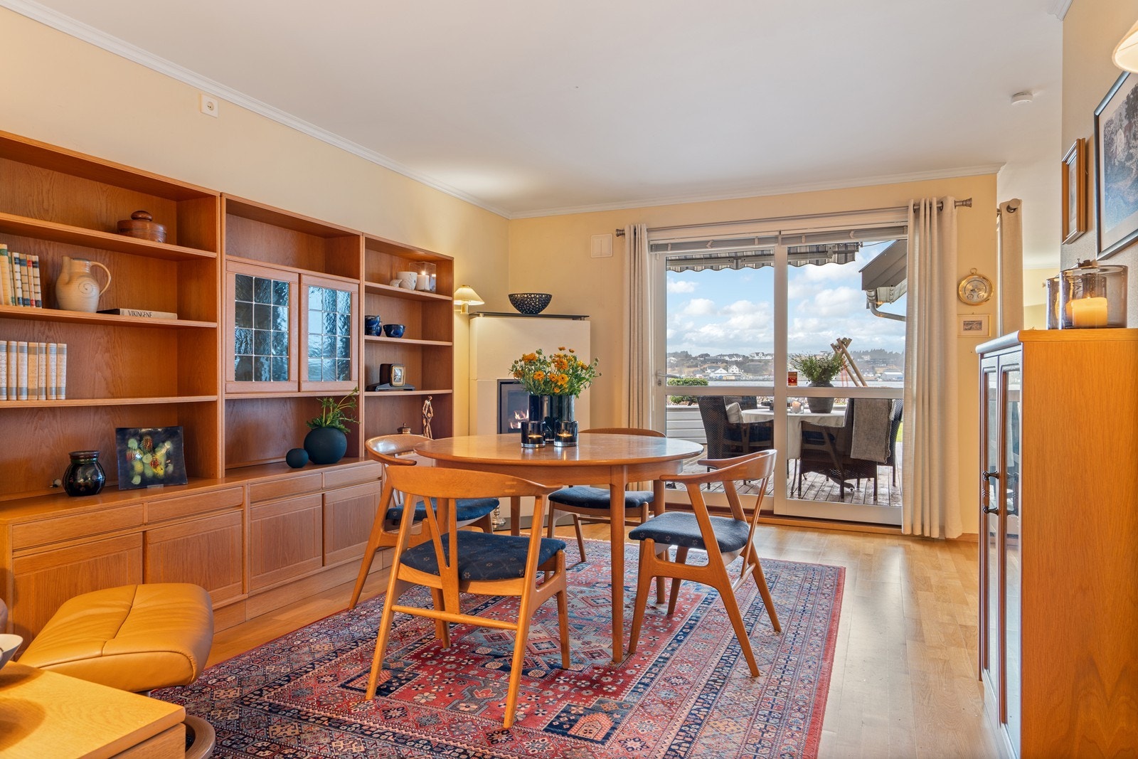 Leiligheten ligger på bakkeplan med direkte utgang til egen terrasse og tilgang til felles hage- og uteområde Galleribilde