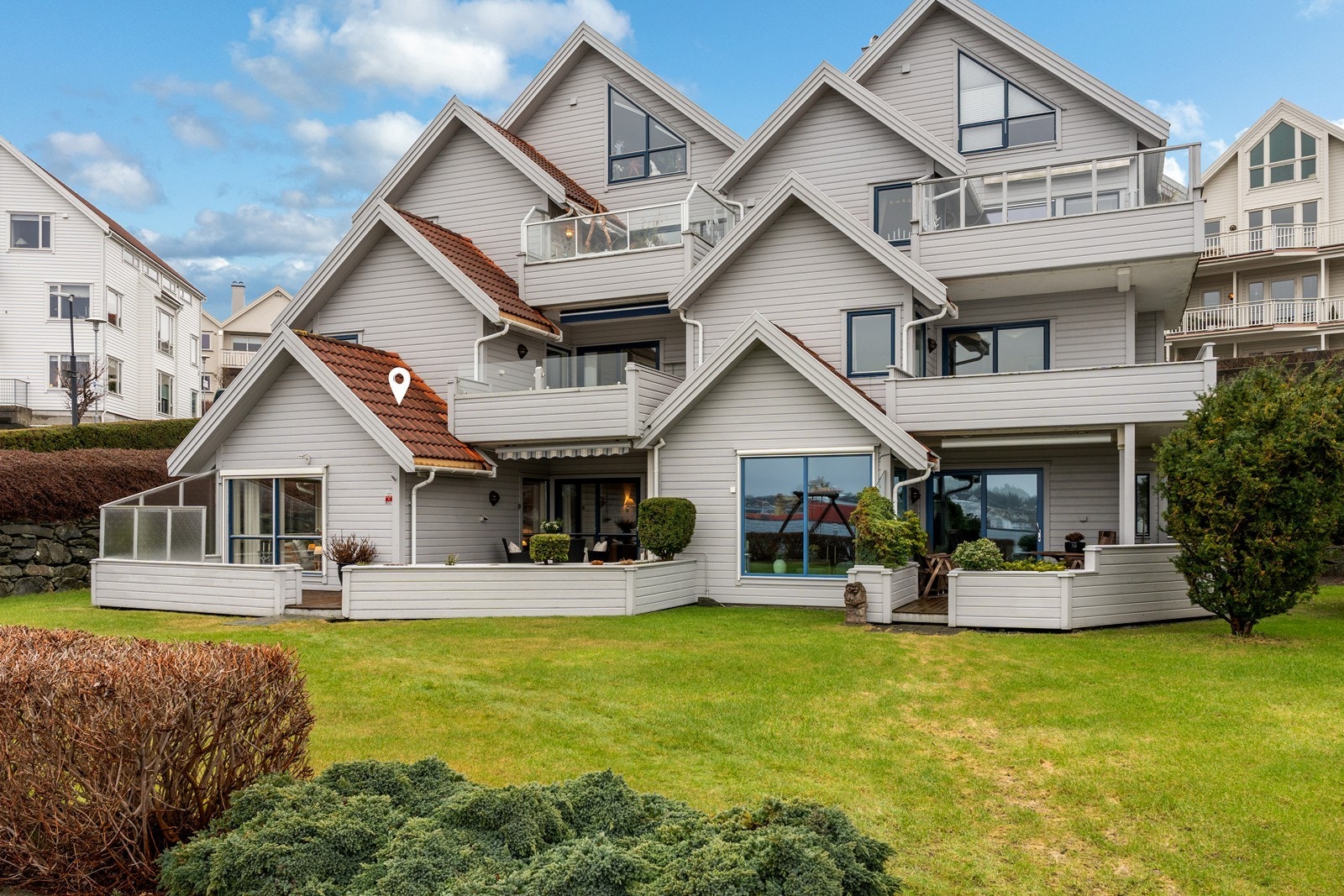 Pent opparbeidet felles tomt med plen, beplantning og lekeplass Galleribilde