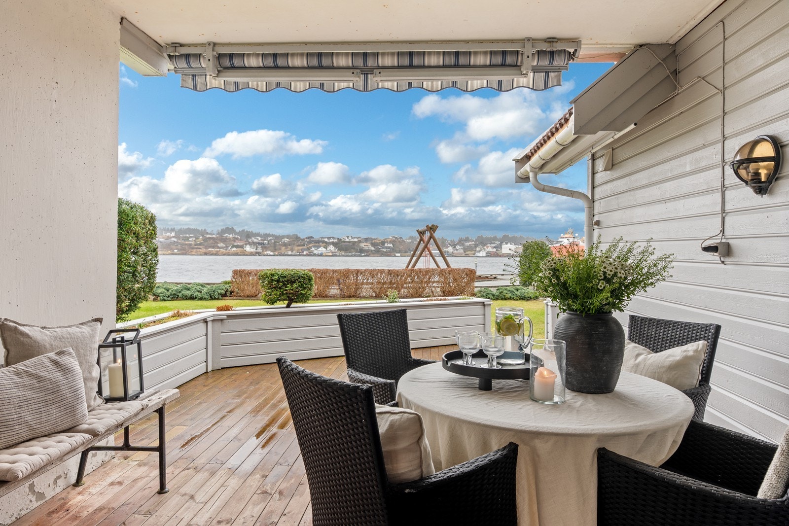 En romslig, velholdt og innholdsrik hjørneleilighet med vakker beliggenhet ved sundet Galleribilde