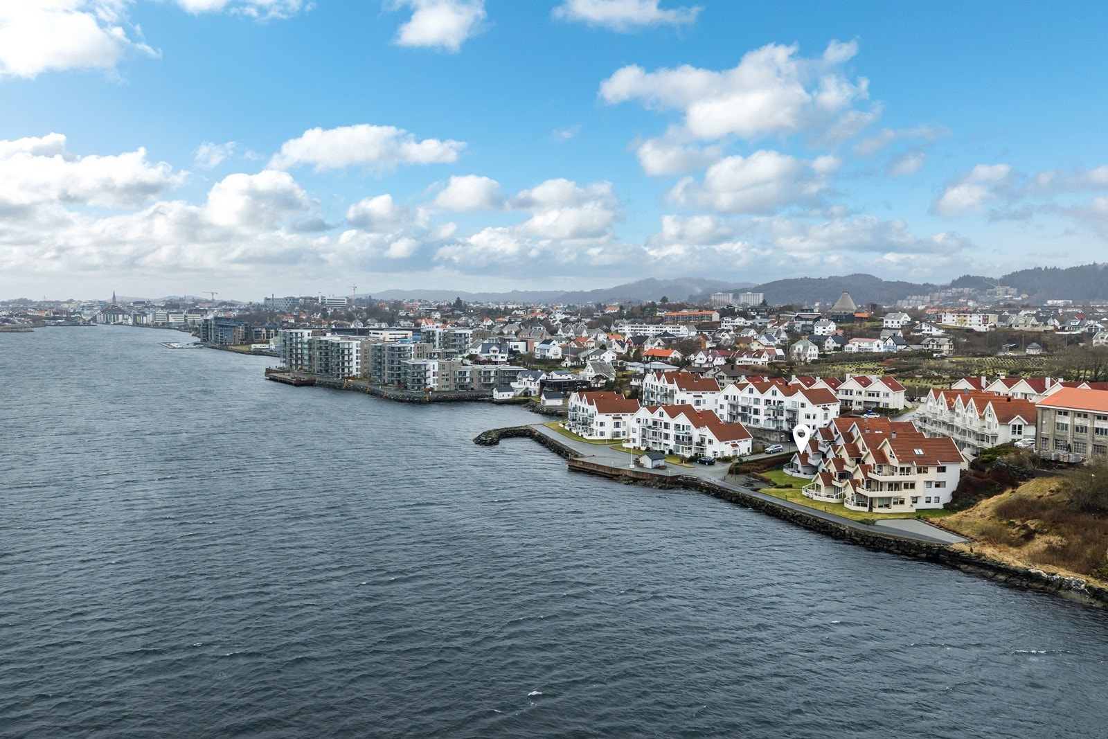 Det er kort vei til Haugesund sentrum. Oasen Storsenter, Raglamyr og Amanda Storsenter ligger også i kort avstand fra boligen Galleribilde