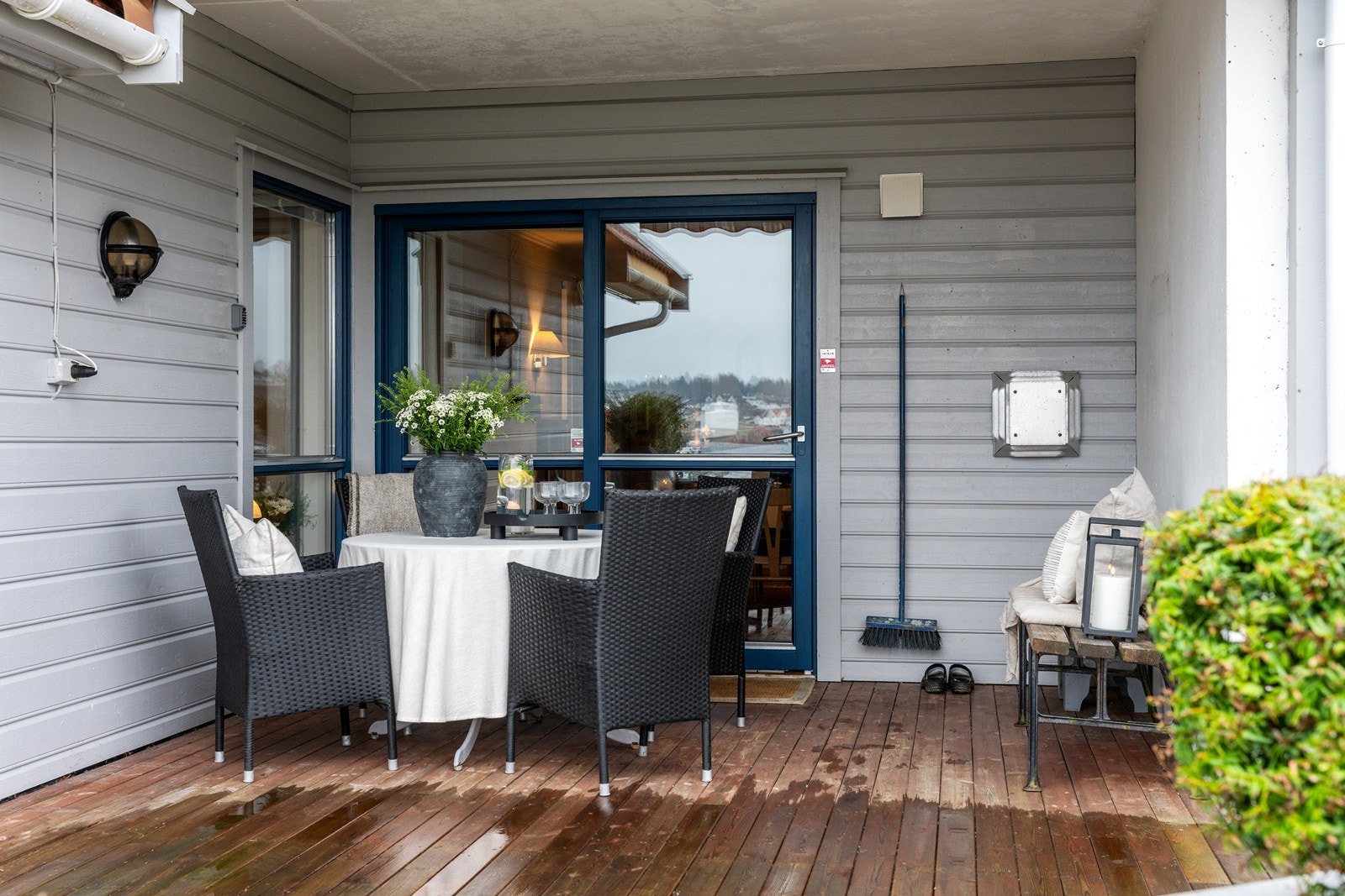 Utgang til delvis overbygget terrasse med nydelig sjøutsikt Galleribilde