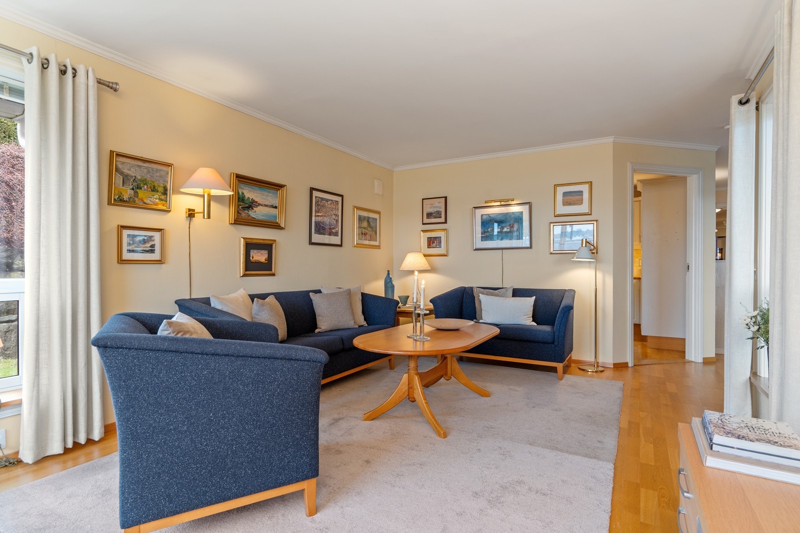 Lys og lettlig stue med store vindusflater som slipper inn rikelig med naturlig lys Galleribilde