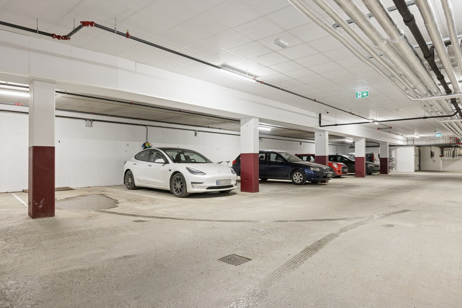 Det medfølger en fast, eid parkeringsplass i oppvarmet garasjeanlegg. Galleribilde