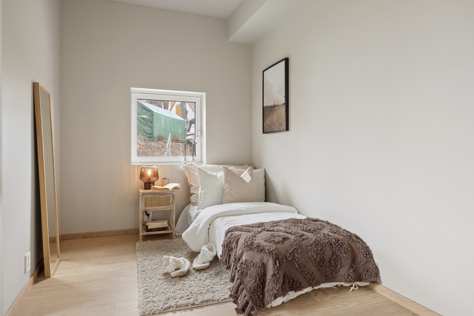 Rommet er lett å møblere med plass til seng og oppbevaring. Galleribilde