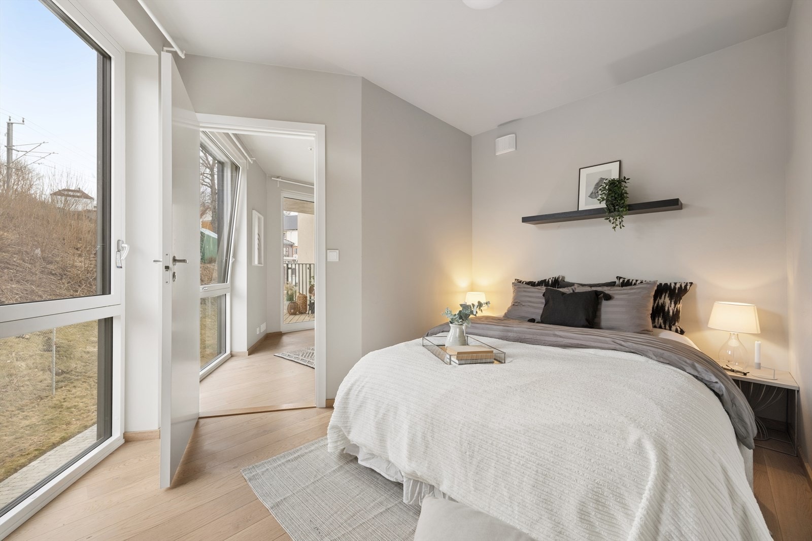 Et lyst rom som passer utmerket som soverom, gjesterom eller kontor. Galleribilde