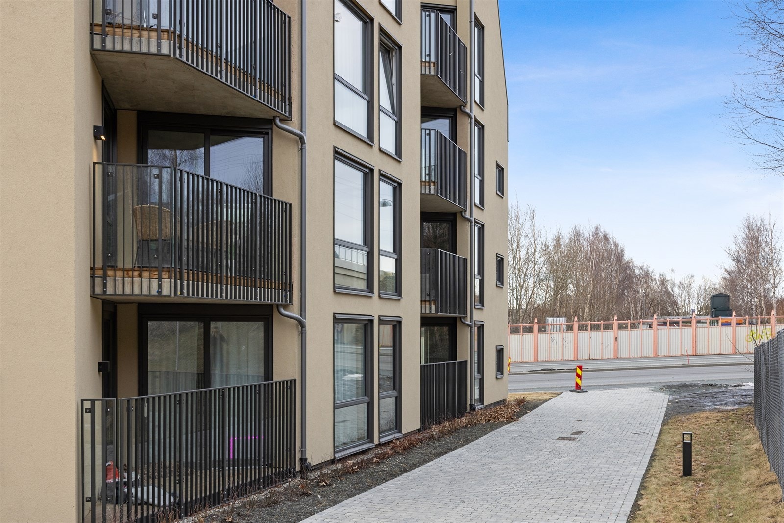 Fra eiendommen er det kort gangavstand til Rønningsbakken bussholdeplass, kun 3 minutter unna. Galleribilde