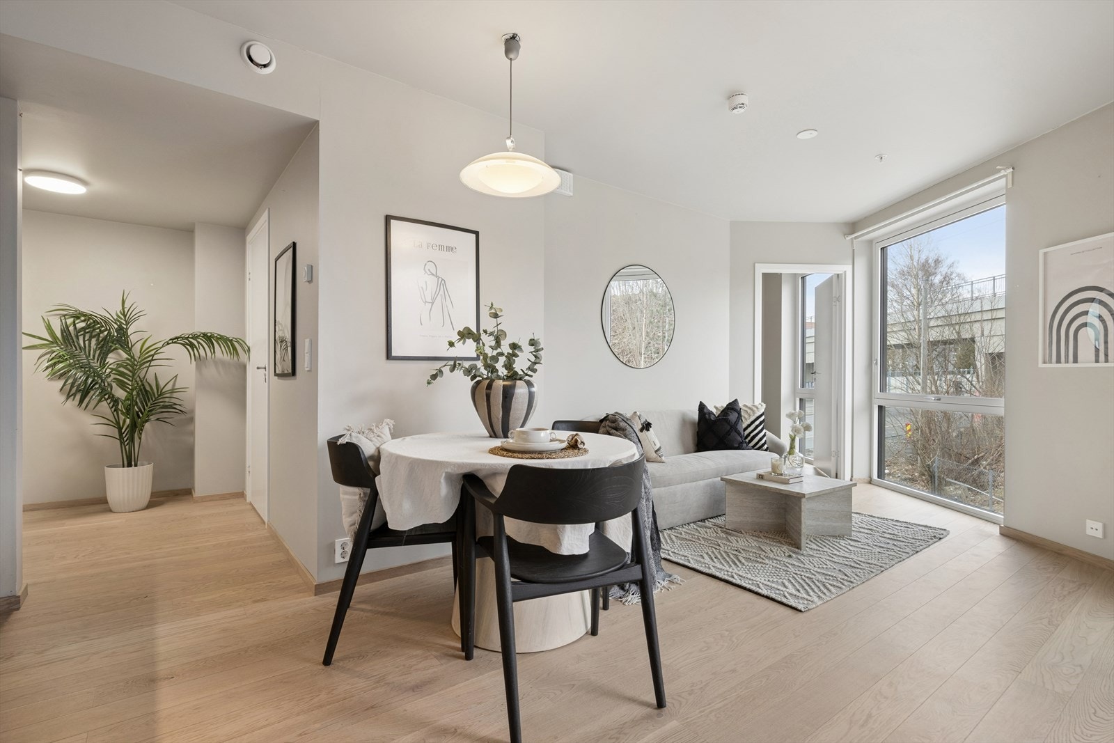 DNB Eiendom v/Jørgen Bratberg Michaelsen tlf. 47613726 ønsker deg velkommen til et nyoppført boligkompleks med ypperlig beliggenhet på Rosendal. Leiligheten ligger i byggets andre etasje. Galleribilde