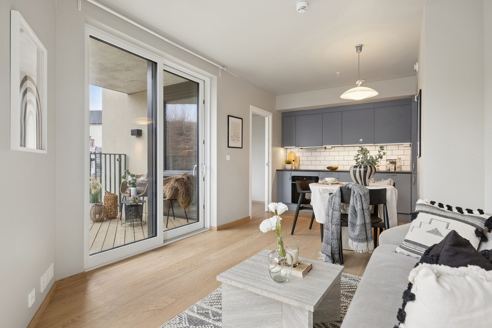 En helt ny leilighet fra 2025 med åpen stue- og kjøkkenløsning, og skyvedør ut til balkongen. Galleribilde