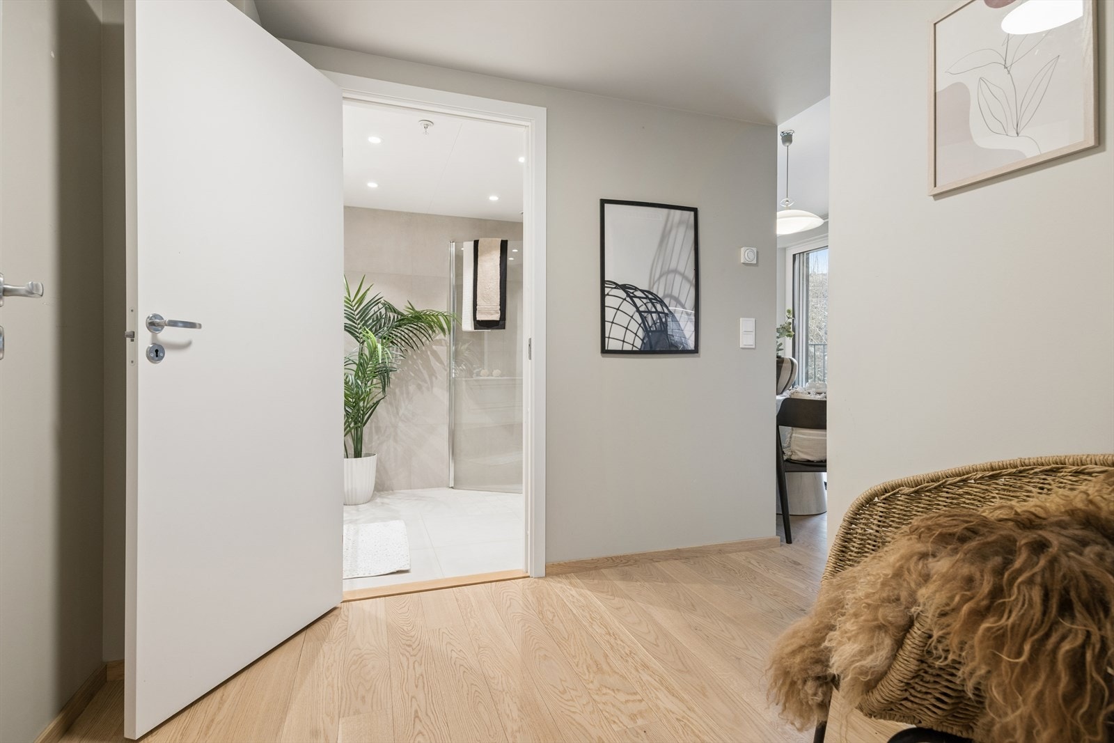 Ytterdøren har brann- og lydklassifisering (EI30/44DB) for økt komfort og trygghet. Galleribilde