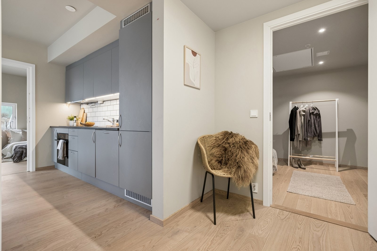 Fra den sentrale gangen er det enkel adkomst til alle rom i leiligheten. Galleribilde