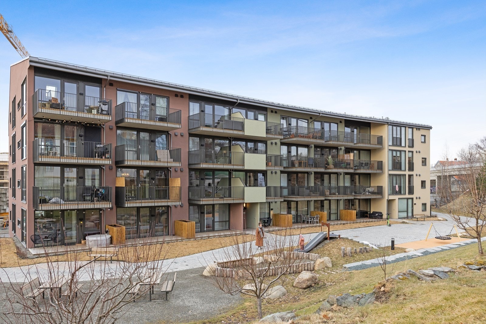 Bygget er oppført i 2025 med en vedlikeholdsvennlig fasade forblendet med teglstein. Galleribilde
