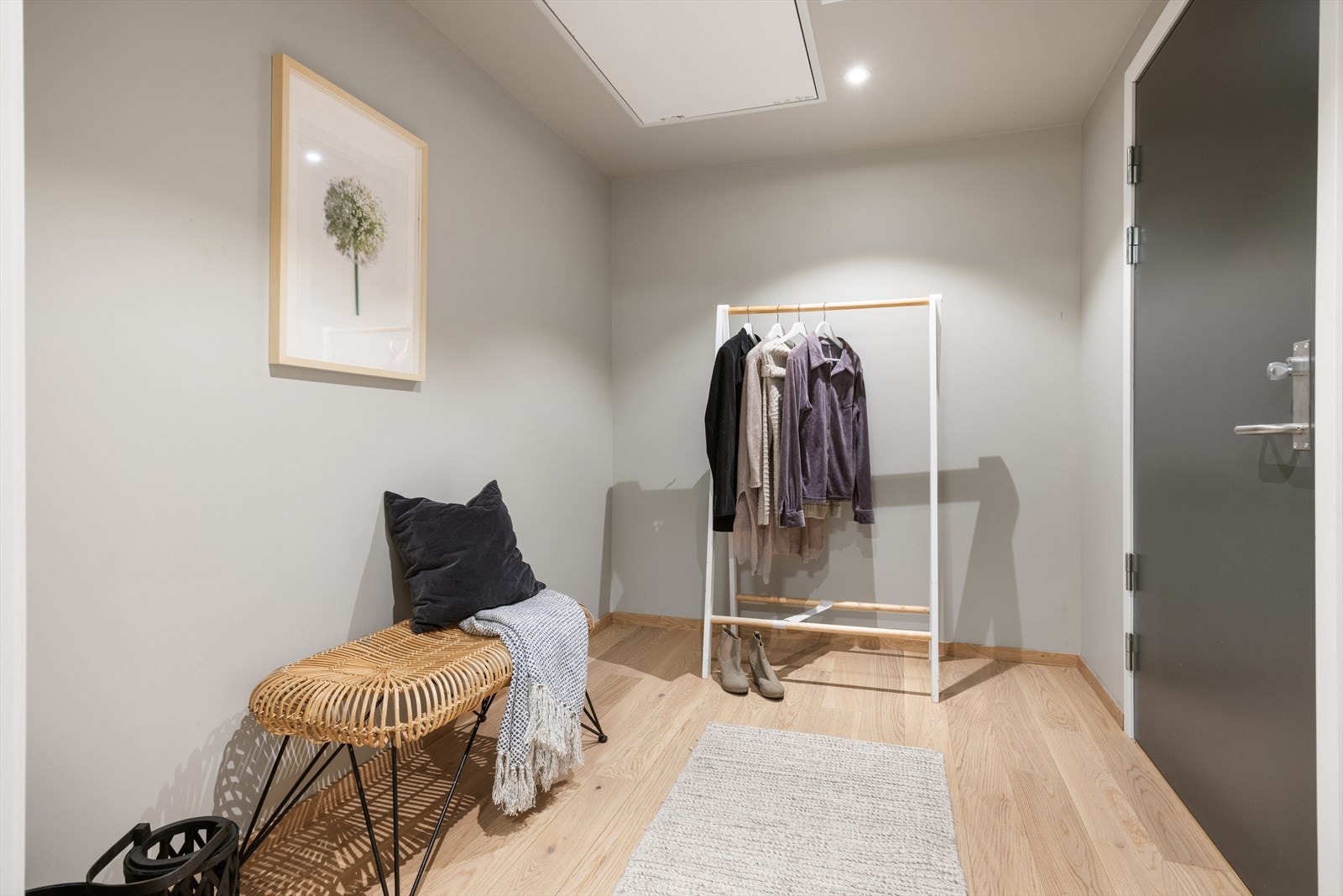 Romslig entré med plass til yttertøy. Balansert ventilasjon med varmegjenvinner sørger for et sunt inneklima. Galleribilde