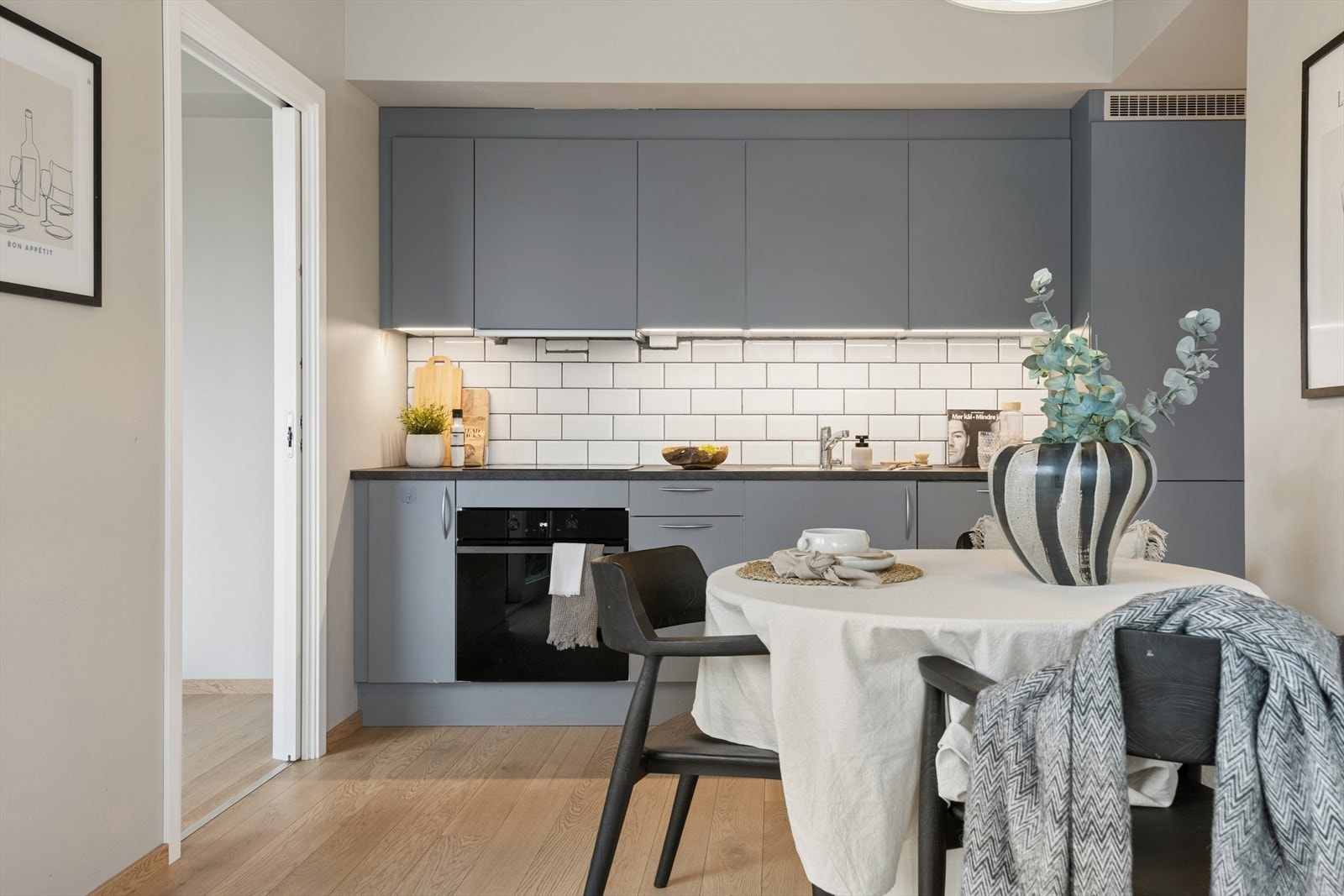 Godt med skap- og benkeplass. Veggen over benken er flislagt for enkelt renhold. Galleribilde