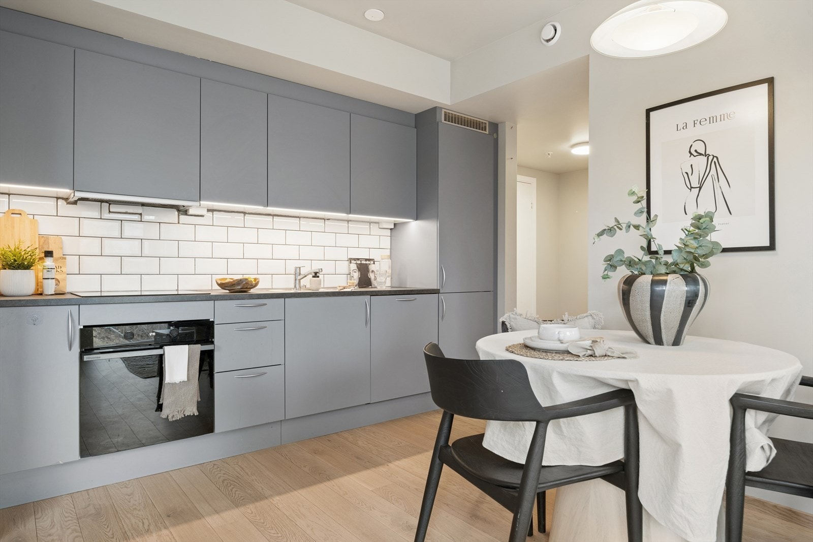 Stilren kjøkkeninnredning med mye skap- og benkeplass. Galleribilde