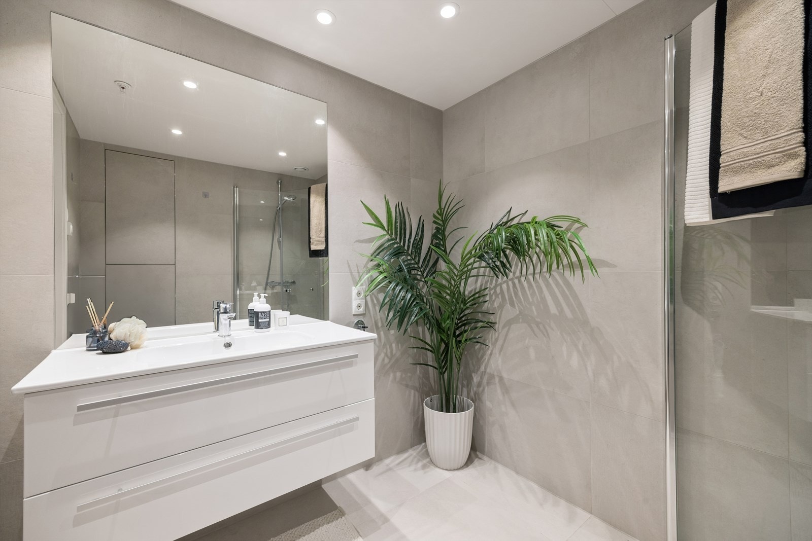 Badet har opplegg for vaskemaskin og mekanisk avtrekk via balansert ventilasjonsanlegg. Galleribilde