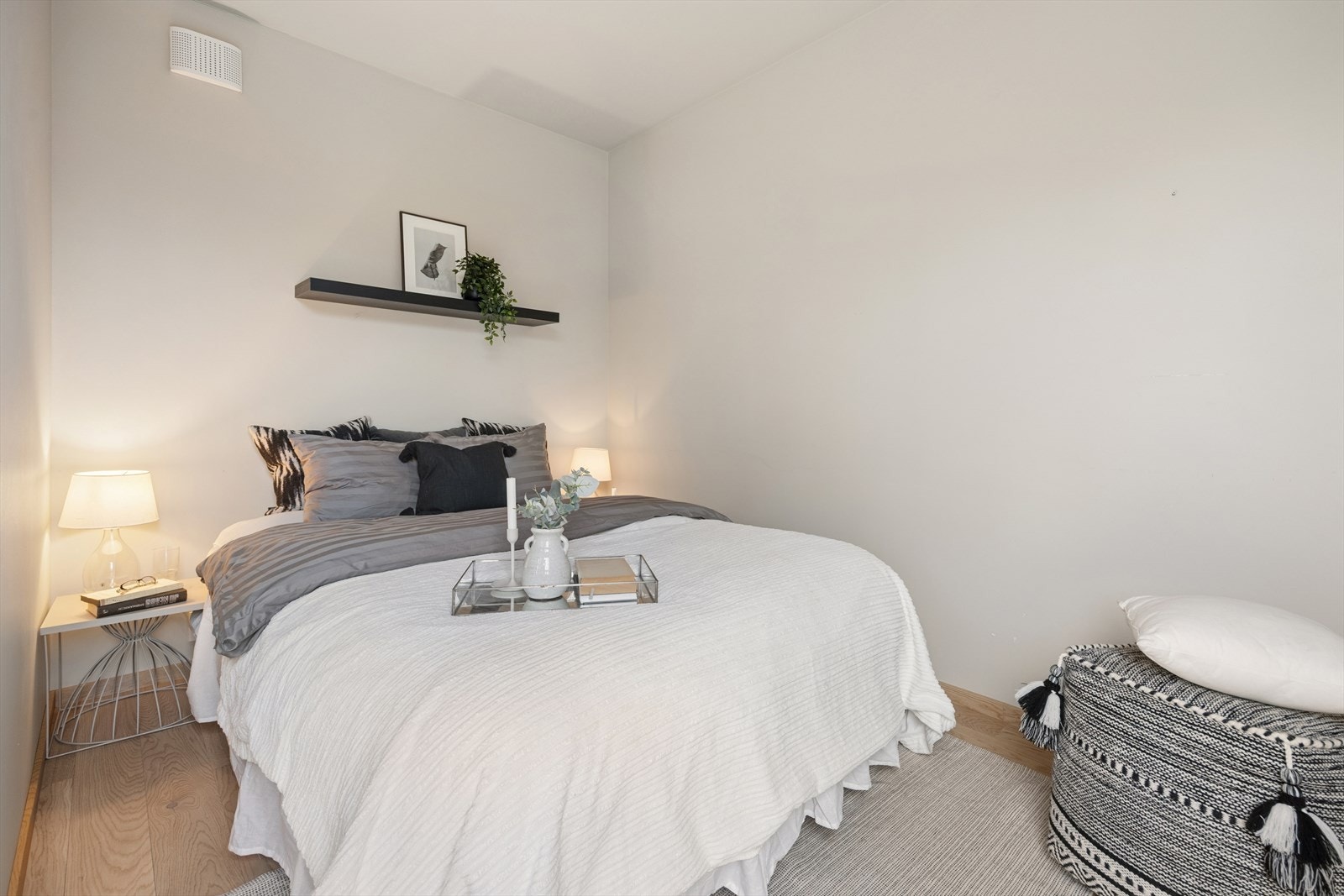 Hovedsoverommet på 8,6 m² har god plass til dobbeltseng og garderobeløsning. Galleribilde